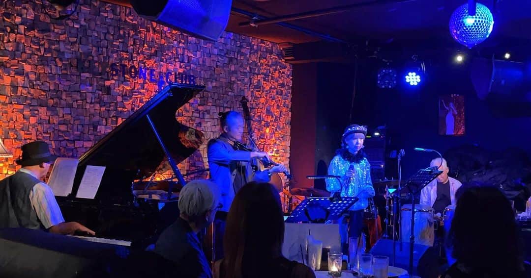 のインスタグラム：「昨夜は小林すみさんのjazz LIVEに行って来ました。 初めてお会いした すみさんはチャーミングでとても素敵な方でした。 大好きなjazzがたくさん聴けて盛り上がりましたよ〜。 すみさん、又、伺わせていただきますね😊 #jazz #大好き #小林すみ さん #最高 #楽しい #時間」