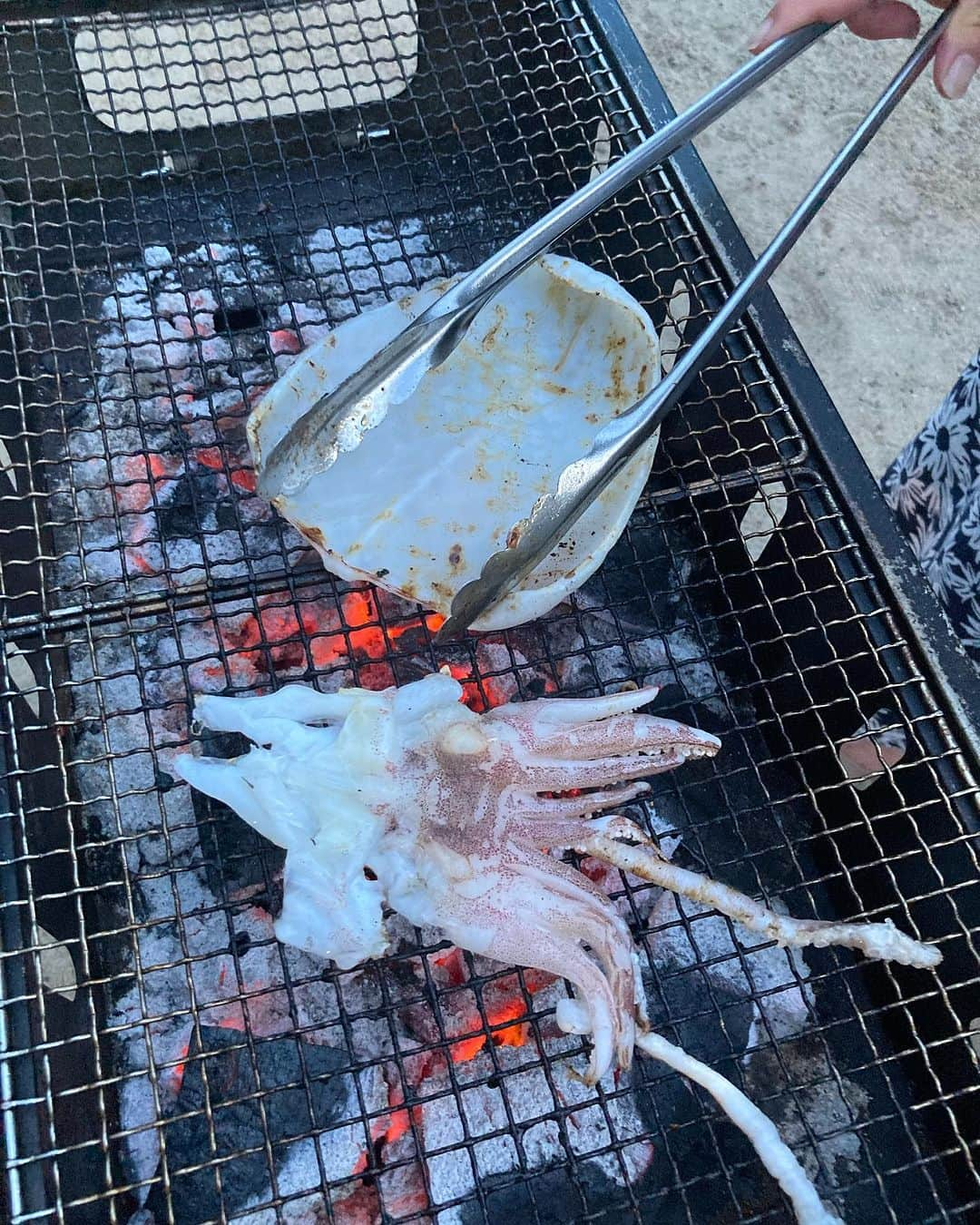 砂川陽香さんのインスタグラム写真 - (砂川陽香Instagram)「今回の#島根旅行 で食べた色々𓂃🤤  向こう着く前からこの#出雲巻 っていう #しめ縄ソフト が食べたくて食べたくて 念願叶って嬉しい🥺🫶🏻(( 1枚目 )) #抹茶 × #棒茶 という最高の#和スイーツ 💚 (@amaemon_official )  #鰻重 はせっかくだからとお義父母さんが 特上のを食べさせてくれたよ🥺 #お庭バーベキュー では#サザエのつぼ焼き を 毎日食べられて幸せでしかなかった､､､😭  島根といえばやはり#割子そば かな🥰 美味しくて何段でも食べれそうだから怖い🤣  最後の写真は(@izumofukunowa ) #おふく焼き は行くたびに食べてる気がする🤣  常にずっと美味しいだった🤤🤤  ㅤㅤㅤㅤㅤㅤㅤㅤㅤㅤㅤㅤㅤ ㅤㅤㅤㅤㅤㅤㅤㅤㅤㅤㅤㅤㅤ #出雲大社グルメ #出雲グルメ #出雲カフェ #出雲市 #出雲大社前 #甘右衛門#福乃和#出雲スイーツ#島根観光#島根グルメ #家族でお出かけ#子連れ旅行」9月24日 19時12分 - hirokattsunnnn