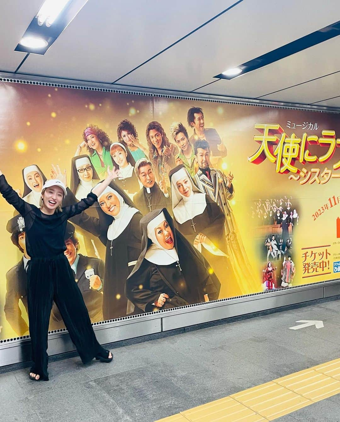 梅田彩佳さんのインスタグラム写真 - (梅田彩佳Instagram)「. . 渋谷駅にあったーーーー！🥰✨ . . あるなんて知らずに見つけた時の喜びったら🤤✨✨✨ . 嬉しい嬉しい嬉しい！ . この私の顔を見たら喜び伝わるでしょう . . みんな！ぜひ見にきてね！！ ミュージカル最高！🥰✨」9月24日 19時13分 - ayaka_umeda_official