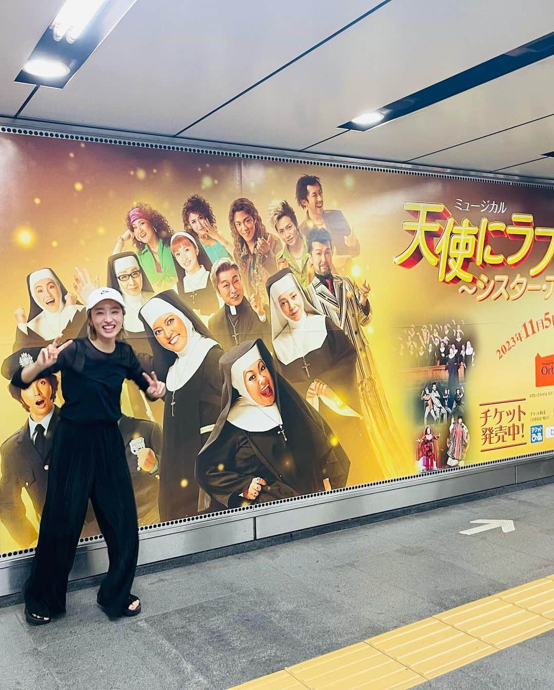 梅田彩佳さんのインスタグラム写真 - (梅田彩佳Instagram)「. . 渋谷駅にあったーーーー！🥰✨ . . あるなんて知らずに見つけた時の喜びったら🤤✨✨✨ . 嬉しい嬉しい嬉しい！ . この私の顔を見たら喜び伝わるでしょう . . みんな！ぜひ見にきてね！！ ミュージカル最高！🥰✨」9月24日 19時13分 - ayaka_umeda_official