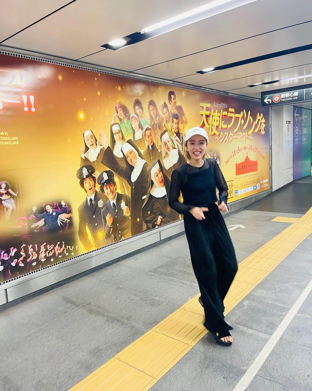 梅田彩佳のインスタグラム：「. . 渋谷駅にあったーーーー！🥰✨ . . あるなんて知らずに見つけた時の喜びったら🤤✨✨✨ . 嬉しい嬉しい嬉しい！ . この私の顔を見たら喜び伝わるでしょう . . みんな！ぜひ見にきてね！！ ミュージカル最高！🥰✨」