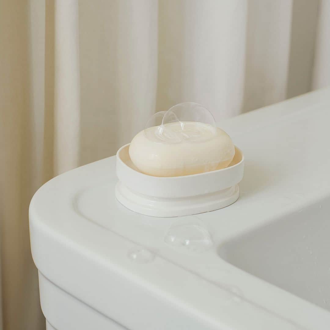 ディプティックのインスタグラム：「Just out of bed… …or at the end of the day, Diptyque's Eau des Sens scented soap is an invitation to dream of summer and shaded gardens. Its delicate foam diffuses the floral and fruity notes of bitter orange. Heady and intriguing. #Diptyque #EauDesSens」