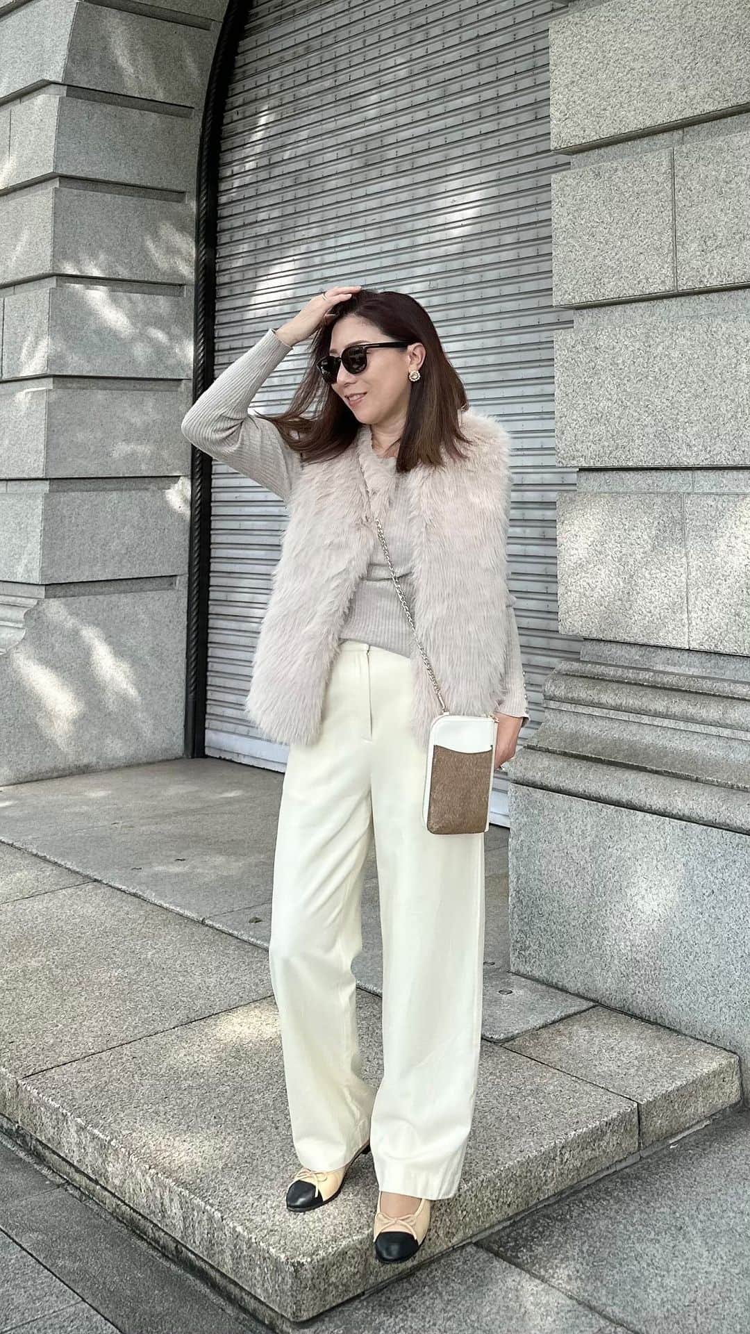 のインスタグラム：「#outfitoftheday  ようやく少し涼しくなってきたので 買ってみたってストーリー載せたら 着画リクエスト沢山頂いていた @qoo10.official でかなりのプチプラで購入した ファーベストを着てみました。  流行りものだしこの価格なら失敗しても惜しくないや って思ってポチったけど、買って大正解でした！！ 作りもしっかりしているし、 びっくりするくらいクオリティ高くて ファーもふわっふわで高見えします✨✨  ストーリーにまた購入リンク貼っておきますね🙋🏻‍♀️  #ootd#outfit#instafashion#コーデ#秋コーデ#ワントーンコーデ#淡色コーデ#ファーベスト#大人カジュアル#きれいめカジュアル#大人女子コーデ#低身長コーデ#locari#ロカリ」