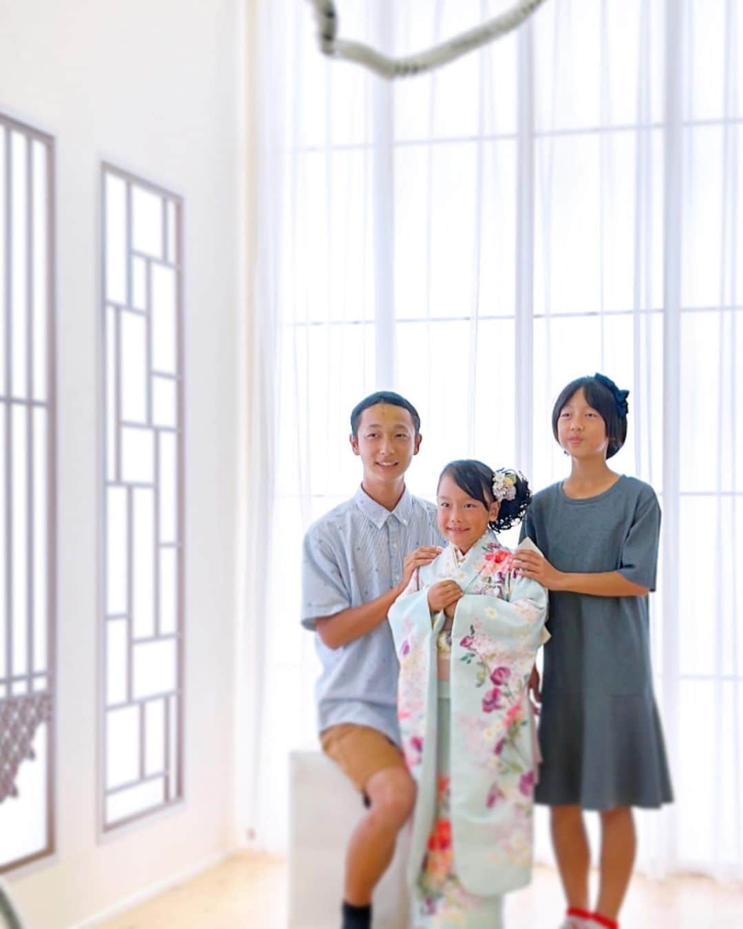 トテンのインスタグラム：「つむちゃんの、七五三の写真を撮りました。 たいぽん兄さんとたま姉さんも、普段着だけど1カットだけ参加しました。  緊張すると完全に表情が固まるつむちゃんなので…兄さん姉さんは、カメラの後ろからずっと変顔してくれてました😂👏🏻👏🏻  いつまでも仲良しでいてくださいませよ。お疲れ様！㊗️」