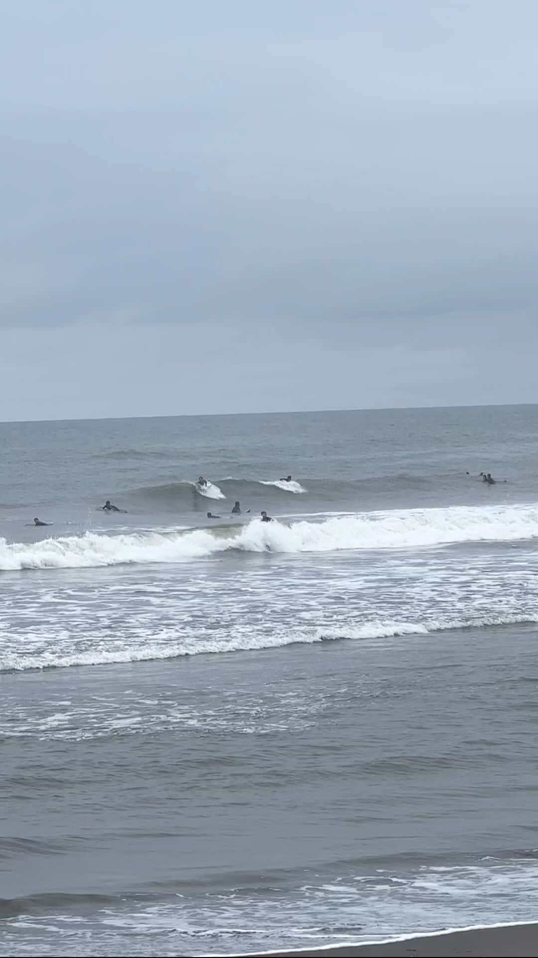 Isseki Nagaeのインスタグラム：「Rainy small wave,bad conditions weekend 😭️ #surfinglife #beach」