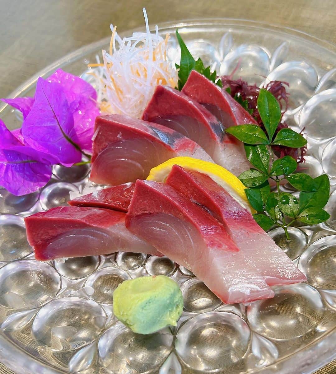 のインスタグラム：「宮崎ごはんはこちら↓  平兵衛酢（へべす）を食べて育ったブリのお刺身🌿  椎茸の塩焼き🌿  たこの唐揚げ🌿  カツオの焼切🌿  どれもめっちゃ美味しかったです。」