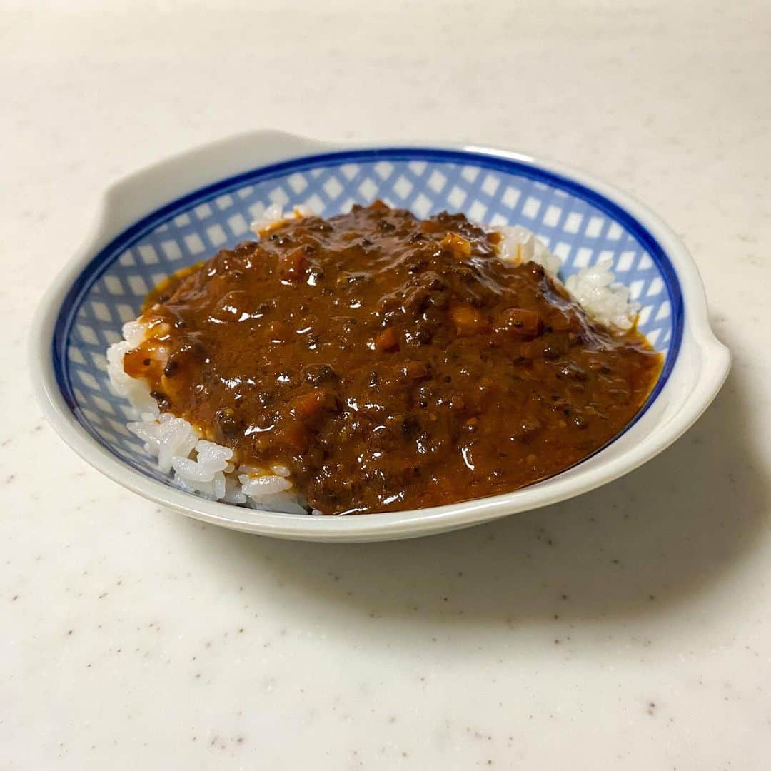 猫カフェきぶん屋さんのインスタグラム写真 - (猫カフェきぶん屋Instagram)「うめぇ‼︎  1人飯で時間がない時は、うちの会社は山ほど食材があるので楽ちんに済ませられます。 昨日はボロネーゼソースをご飯にかけてヴィーガンチーズと普通のチーズを乗せてオーブンでチンしてドリアに。  カシューナッツでできた植物性チーズがすぐに焦げてしまうのが誤算でしたが美味しい😋 大豆ミートのボロネーゼは有名シェフのレシピを拝借するという手の込んだ一品なのでちょっとお値段高めですが肉を使ったボロネーゼよりも美味しい自信があり、パスタにも米にも合うしぜひ食べてもらいたい商品です‼︎  季節の変わり目で体調を崩しやすい時期でもありますが、カレーなどストックしておいていざという時に活用してくださいね🙌  🙏皆様にお願い🙏  いいねだけでなく、右下の保存ボタンを押してもらえると嬉しいです。  すごい勢いでフォロワーさんが増えて、情報が届けやすくなります。  ベジニャンシリーズ食べて応援してください🍛🍜🍝 https://kenkoshukan.stores.jp/  リラポ申請で10%還元中‼︎  https://relapo.jp/products/shop/kaetemiyou  プロフィールのハイライトから進めます‼️   お店のご来店は完全予約制にしておりますのでメッセージかお電話ください😊 兵庫県宝塚市、阪急小林駅より徒歩6分   #猫　#ねこ　#ネコ　#保護猫　#猫動画 #保護猫と暮らす　#保護猫を家族に　#ねこのいる生活　#ねこのいる幸せ　#ねこちゃんホンポ　#ねこすたぐらむ　#にゃんすたぐらむ」9月24日 19時08分 - nekocafekibunya