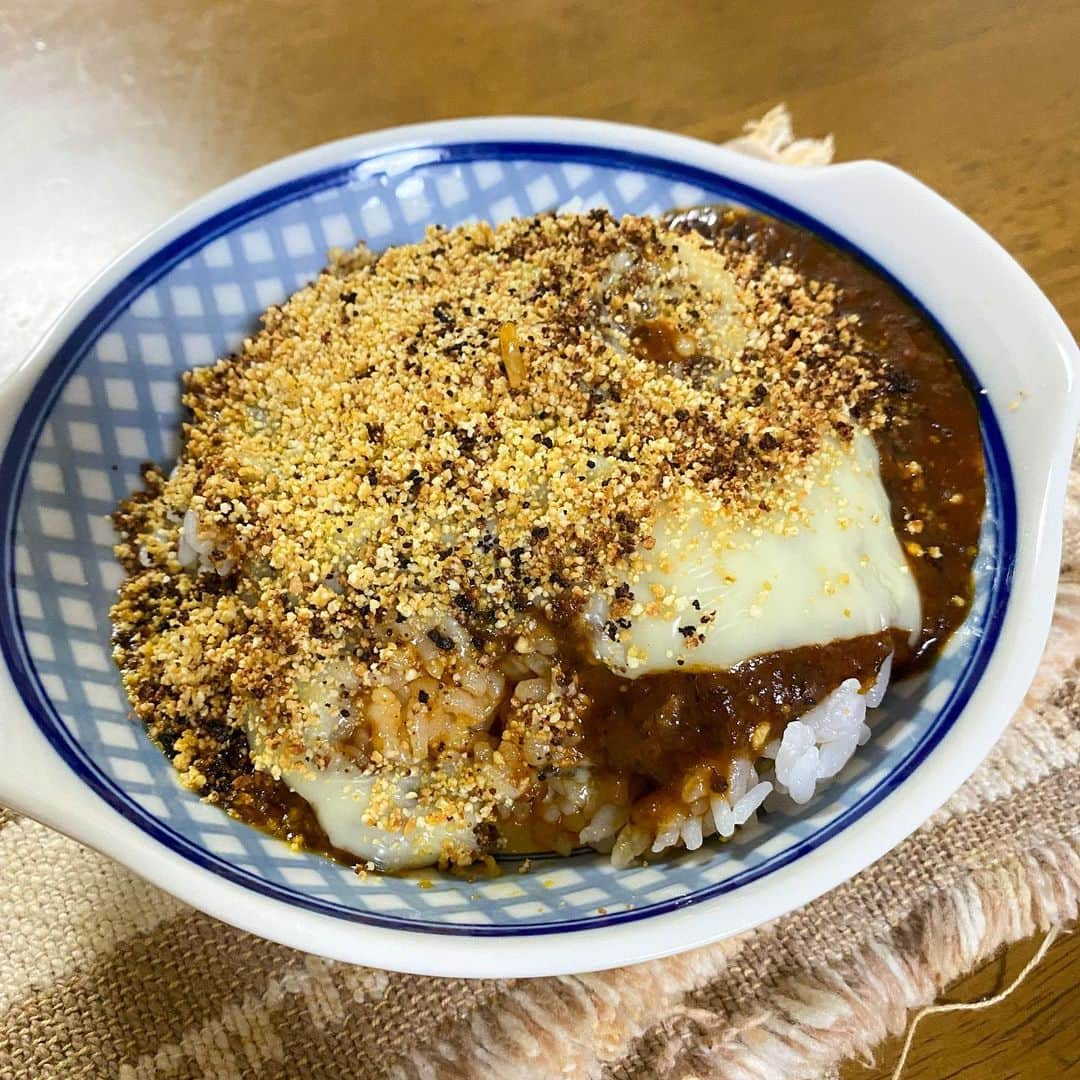 猫カフェきぶん屋さんのインスタグラム写真 - (猫カフェきぶん屋Instagram)「うめぇ‼︎  1人飯で時間がない時は、うちの会社は山ほど食材があるので楽ちんに済ませられます。 昨日はボロネーゼソースをご飯にかけてヴィーガンチーズと普通のチーズを乗せてオーブンでチンしてドリアに。  カシューナッツでできた植物性チーズがすぐに焦げてしまうのが誤算でしたが美味しい😋 大豆ミートのボロネーゼは有名シェフのレシピを拝借するという手の込んだ一品なのでちょっとお値段高めですが肉を使ったボロネーゼよりも美味しい自信があり、パスタにも米にも合うしぜひ食べてもらいたい商品です‼︎  季節の変わり目で体調を崩しやすい時期でもありますが、カレーなどストックしておいていざという時に活用してくださいね🙌  🙏皆様にお願い🙏  いいねだけでなく、右下の保存ボタンを押してもらえると嬉しいです。  すごい勢いでフォロワーさんが増えて、情報が届けやすくなります。  ベジニャンシリーズ食べて応援してください🍛🍜🍝 https://kenkoshukan.stores.jp/  リラポ申請で10%還元中‼︎  https://relapo.jp/products/shop/kaetemiyou  プロフィールのハイライトから進めます‼️   お店のご来店は完全予約制にしておりますのでメッセージかお電話ください😊 兵庫県宝塚市、阪急小林駅より徒歩6分   #猫　#ねこ　#ネコ　#保護猫　#猫動画 #保護猫と暮らす　#保護猫を家族に　#ねこのいる生活　#ねこのいる幸せ　#ねこちゃんホンポ　#ねこすたぐらむ　#にゃんすたぐらむ」9月24日 19時08分 - nekocafekibunya