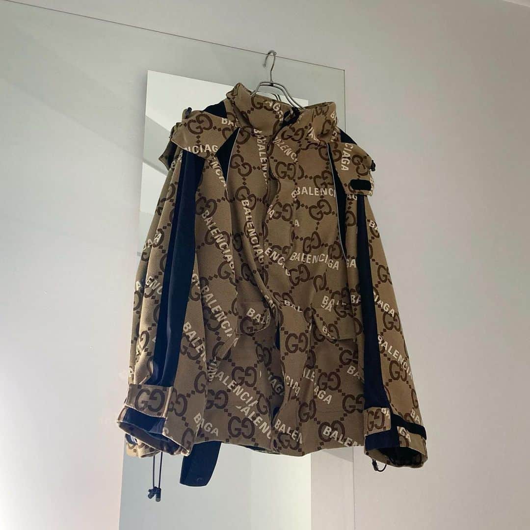 RINKAN渋谷店のインスタグラム：「. 《 GUCCI × BALENCIAGA 》 ⁡ －－－－－－－－－－ー－－－－－－－－－－－－－－  商品の詳細につきましてはDM、又はお電話にてお問い合わせ下さい。 ⁡ DMやお電話からの郵送販売も可能です。 ⁡ ショッピングローンなど各種お支払い方法もご用意しておりますのでご相談下さい。 ⁡ International shipping is available. Please contact us though DM. ⁡ ⁡ 〈RINKAN SHIBUYA〉 TEL：03-5458-3050 LINE ID：@283swjhf」