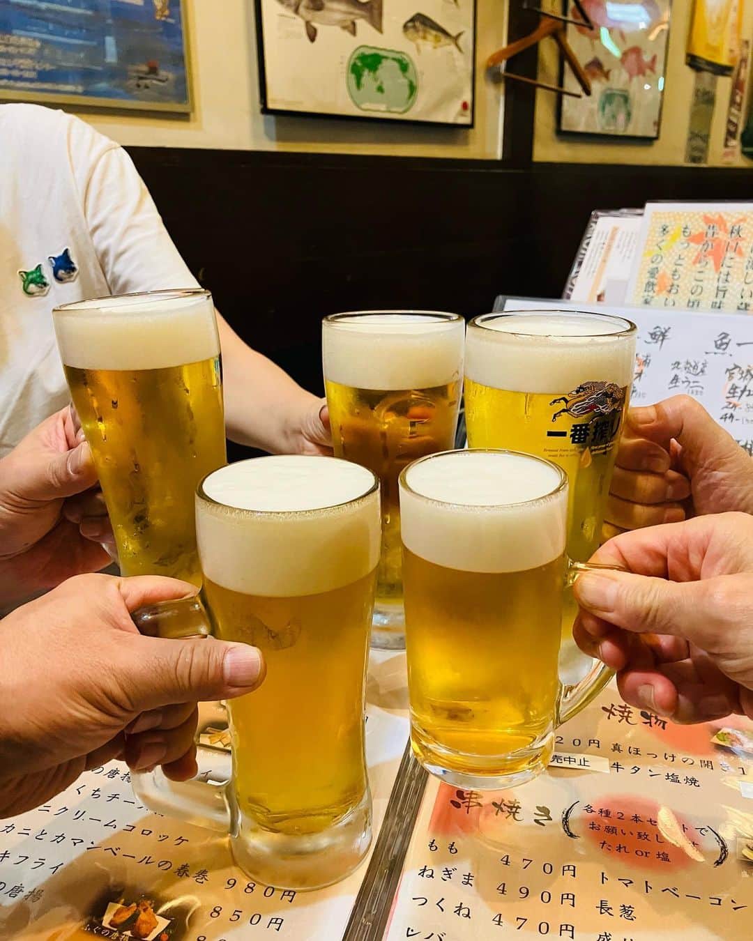岸谷香のインスタグラム：「昨夜は茨城県に移動し、明日のMCのネタ作りに地酒を‼️と、酒蔵と銘打った居酒屋さんに行ったら、まさかの地酒はなく、他県のお酒が沢山置いてあるという、全く想定外の事態😵‍💫じゃ、帰って寝ます、とも言えず、スタッフと乾杯。この先行く新潟や長崎などの地酒を頂き、結局茨城のお酒にはありつけませんでした😢沸切らない私にスタッフが夜コンビニで取手市の地酒を見つけてゲットしてくれましたが、本番中は飲めないので、取り敢えずパッケージだけ眺めてお預け😅帰って家で飲むのも、なんか間違ってるよーな🙄ま、いいか。 しかしながら、本日の茨城県取手市でのライブは、とても盛り上がりました‼️😊ご来場の皆様、沢山の拍手をありがとうございました‼️ また、平日がやってきます😅明日も歌いたいんだけどな〜😅仕方ないので、平日は遊んで、また来週末は、三重県でーす‼️三重の皆さん待っててね〜👋 #岸谷香 #取手市民会館 #地酒置いとこうよ😅」