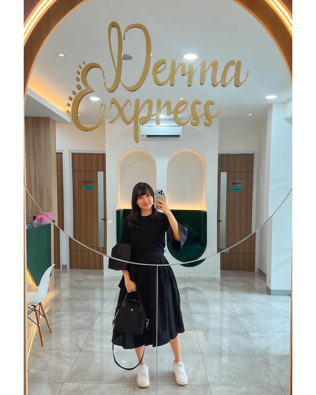 デフィ・キナル・プトリのインスタグラム：「So Fun tiap bulan rajin ke derma express!  dokternya kasih goals semoga tahun ini aku sudah lulus dari acne journey. amin! dan cepet banget pelayanannya jadi gak buang-buang waktu. hasilnya juga ga begitu nunggu lama hihihi #cakepterjangkaudermaexpressaja」