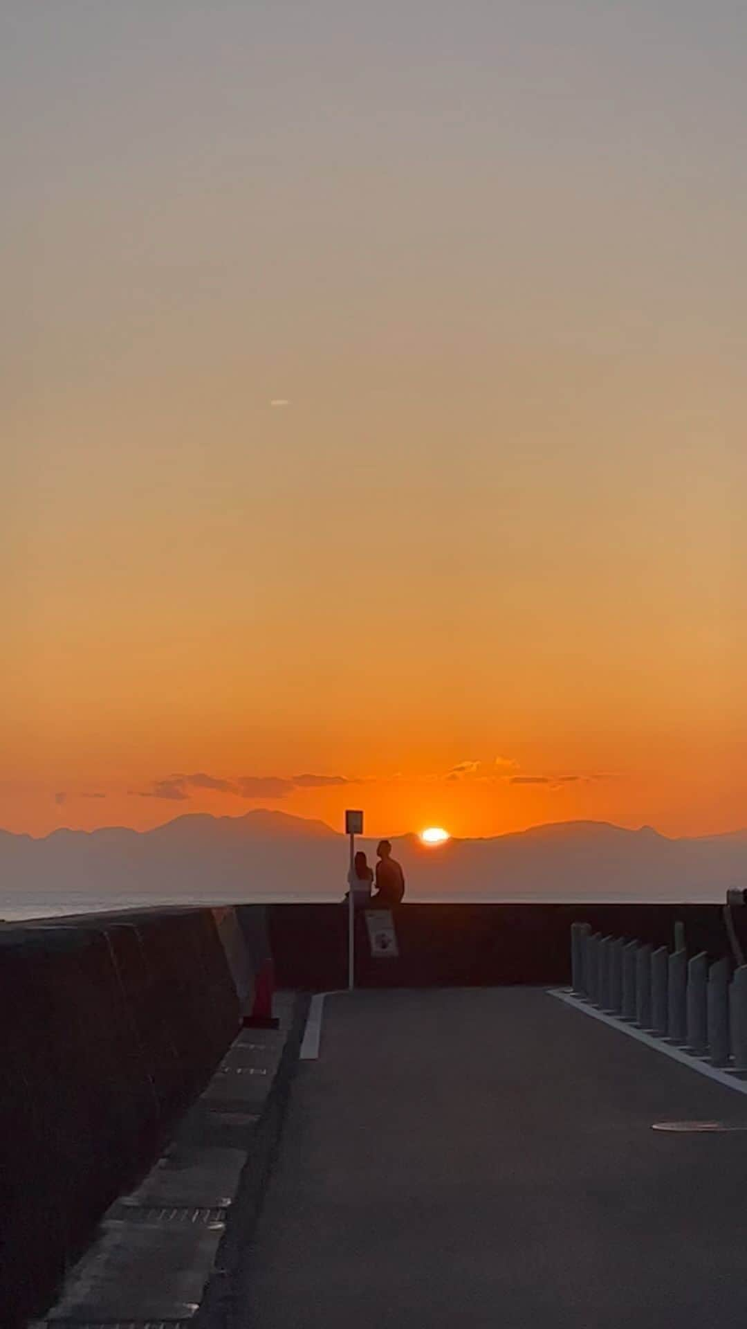 宮原巻由子のインスタグラム：「日が沈んでいく。  可愛い2人😍💕 画像と動画、貰ってもらいました🥰  （ワンコの散歩中で、片手で撮影しているので、ゆらゆら揺れています🙇🏻‍♀️）  #還暦 #シニア と#シニア犬  #海岸散歩　 #海辺の暮らし　 #葉山歩き #葉山ごみゼロ　 #ストレスリリーフ #ストレス軽減 #ストレス解消」