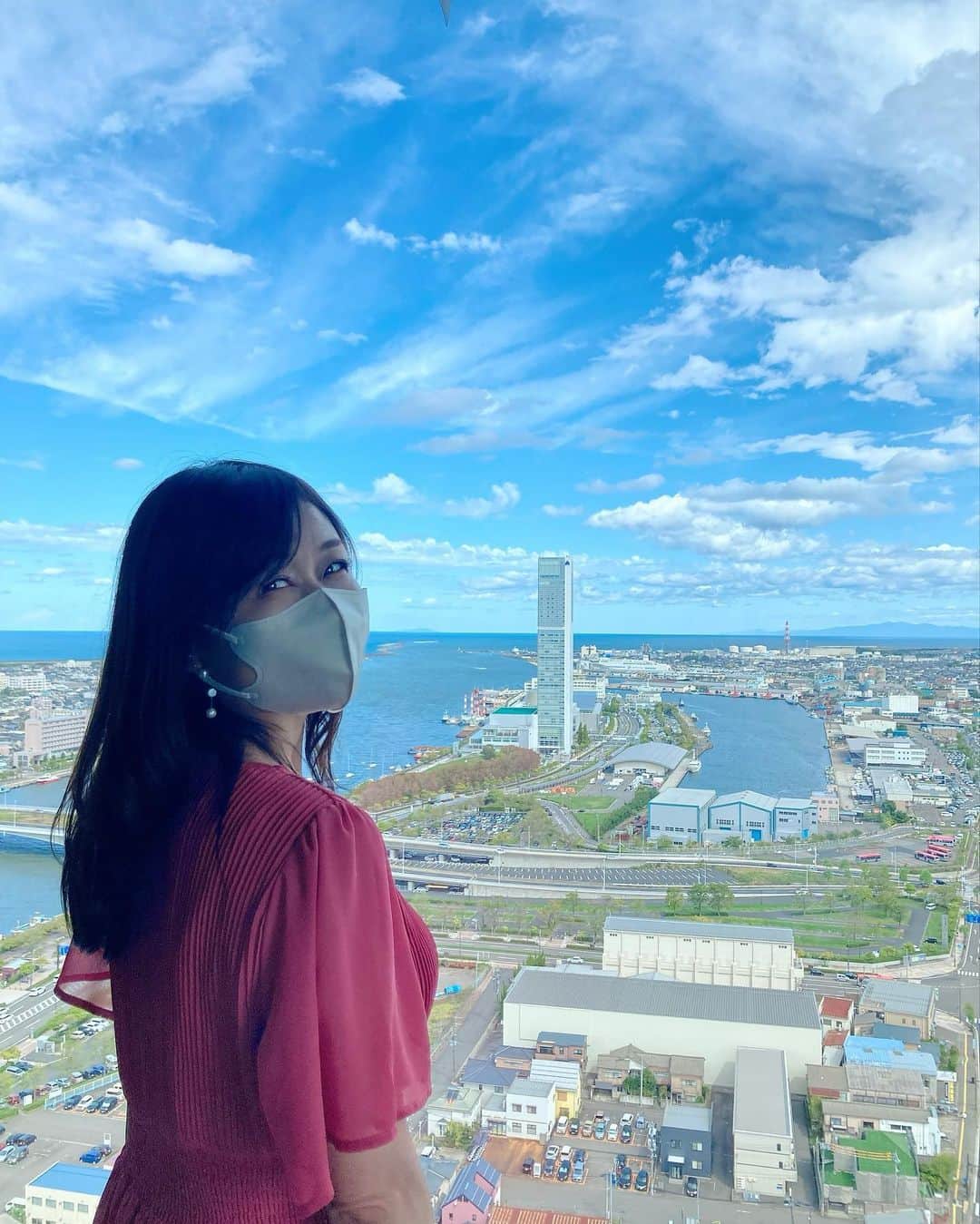 石塚かおりさんのインスタグラム写真 - (石塚かおりInstagram)「#ワインdeかおり#公開収録  きれいな青空と佐渡、粟島。  メディアシップ最上階、空の広場からの眺めは最高！  そんな素敵なシチュエーションで、抽選で当選なさった80名の方々をお迎えしての『岩の原葡萄園presents 石塚かおりのBrandnewday ワインdeかおり』公開収録。  楽しかったー おいしかったー めちゃめちゃ盛り上がった！  岩の原葡萄園、遠藤社長、上野技師長のワインのお話、ソロギタリスト藤田伸吾さんのライブ、そして大ジャンケン大会。  数々受賞した岩の原ワインの試飲とお土産。 （ついでにブラニューステッカーつき）  お帰りの際、お一人お一人に手渡しさせていただいたら、みーんな早起きしてブラニューを聴いてくださっていて。  嬉しすぎる公開収録となりました😭  今回外れちゃった皆様、また必ず楽しい企画考えます。  オンエアは10月1日12:15〜12:45です。  #ワイン#ジャパニーズワイン #川上善兵衛#上越#マスカットベリーA #飲み比べ#美味しかった #展望台#新潟#新潟観光 明日からの朝もあなたと #石塚かおりのBrandnewday #ブラニュー #ワイン好き #食いしん坊#ゴルフ女子#朝活 #アナウンサー#ラジオパーソナリティ #石塚かおり」9月24日 19時15分 - kaori_ishizuka413