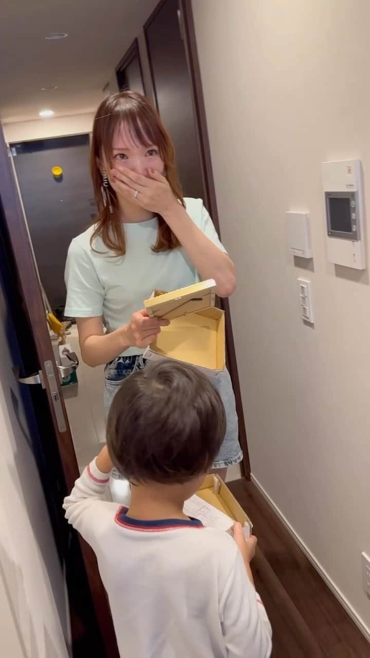 下田美咲のインスタグラム：「仲間の声がけがまた泣ける。私に声をかけてくれてる友たちの声音が、我が子が積み重ねてきた努力をずっと見守ってきた中でついに優勝をキメた時に駆け寄ってかける声みたいで、ほんと解ってくれてる。  昔からの私の努力と情熱を知っている仲間たちに囲まれている時にもらえたこともまた、とても感動的だったんだ。  みんな、秒で分かってくれてるんだもん。 ことの重大さと、私が受けてる衝撃を。 それで急いで追加でカメラ回してくれてる。笑　 さすが、当時の私のそばにいた人だよ。  いい仲間に囲まれた人生で嬉しい。  でもそれもこれも、元を辿れば鬼龍院さんがもたらしてくれたもので。会ったこともないのに。それでも彼は、私が手にできたものの、ほとんどの鍵を握っている人です。  大感謝が止まらないし、この動画は何度見ても泣けてくるなぁ。」