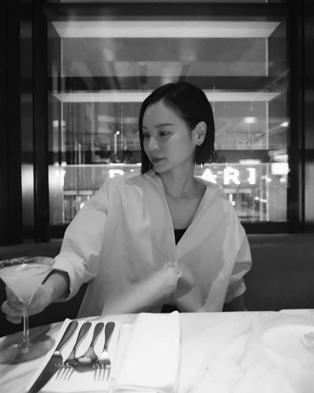 のインスタグラム：「先日のお話し。 平日に二人で外食なんていつぶりでしょう🌙  平日はいつも自宅ご飯なので、のんびり贅沢な週末を楽しみました🥂  ここ数ヶ月、夫には壁打ち相手になってもらい 自分の考えを話すことで、頭の中も随分と整理整頓されました。  伝えたい思いも言葉にできなければ相手に届ける事はできないから、今何に躓いて、何に足踏みしているのか じっくりと向きあう良い時間になっています。  この日も約二時間、話し続けていたな😌  billsは朝のイメージがありましたが、夜の雰囲気もリラックス感があり良いですね♡  素敵な時間をありがとうございました✨  #billsディナー#billsdinner#gifted」