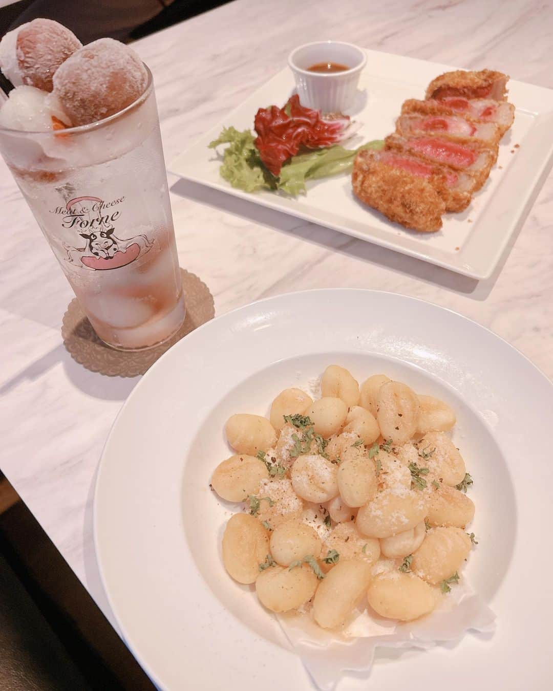 satomiさんのインスタグラム写真 - (satomiInstagram)「🧀🍖🐮 ・ この前は9月7日に𝐨𝐩𝐞𝐧した 𝐌𝐞𝐚𝐭 & 𝐂𝐡𝐞𝐞𝐬𝐞 𝐅𝐨𝐫𝐧𝐞 でdinner🍖🧀 ・ 新宿店はヘビーユーザーですが中目黒店は初🌟ワクワク☺️ ・ 今日もピザは我慢して肉ボナーラ食べたよ！笑うま😋 こんどピザリベンジする！！  ・ もう秋だね🍂 今日はショートパンツコーデ！ ご飯おわりに最後の野球観戦⚾️  ・ __________________ ・ 👔 @shein_japan →🆔13561842 クーポンコード：LOVEDAZY243 割引率：お買い上げ金額1～5,999円まではセール価格より15%OFF、6,000円以上は20%OFF 利用期限：公開日〜12月31日 ・ __________________ ・  #ad @shein_japan #SHEIN #SHEINforAll #SHEINpartner @meat_and_cheese_forne #チーズ  #中目黒グルメ #中目黒ランチ  #中目黒カフェ  #中目黒   #映えグルメ #ローストビーフ  #背徳グルメ #スノーマン #SnowMan #嵐 #シカゴピザ #ピザ #pizza」9月24日 19時16分 - saatoomii47