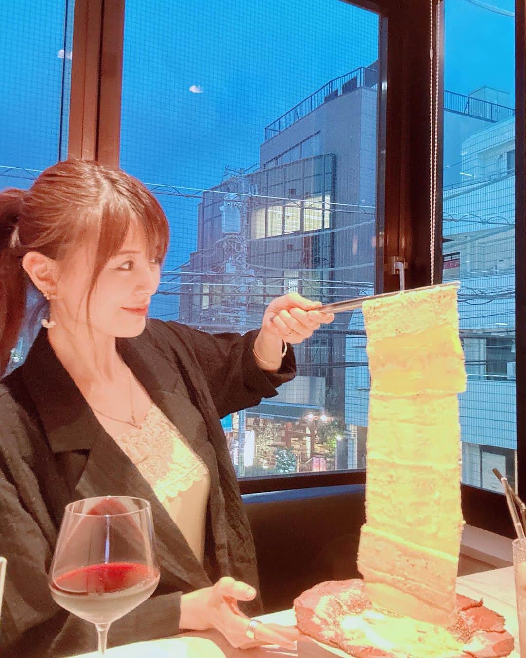 satomiのインスタグラム：「🧀🍖🐮 ・ この前は9月7日に𝐨𝐩𝐞𝐧した 𝐌𝐞𝐚𝐭 & 𝐂𝐡𝐞𝐞𝐬𝐞 𝐅𝐨𝐫𝐧𝐞 でdinner🍖🧀 ・ 新宿店はヘビーユーザーですが中目黒店は初🌟ワクワク☺️ ・ 今日もピザは我慢して肉ボナーラ食べたよ！笑うま😋 こんどピザリベンジする！！  ・ もう秋だね🍂 今日はショートパンツコーデ！ ご飯おわりに最後の野球観戦⚾️  ・ __________________ ・ 👔 @shein_japan →🆔13561842 クーポンコード：LOVEDAZY243 割引率：お買い上げ金額1～5,999円まではセール価格より15%OFF、6,000円以上は20%OFF 利用期限：公開日〜12月31日 ・ __________________ ・  #ad @shein_japan #SHEIN #SHEINforAll #SHEINpartner @meat_and_cheese_forne #チーズ  #中目黒グルメ #中目黒ランチ  #中目黒カフェ  #中目黒   #映えグルメ #ローストビーフ  #背徳グルメ #スノーマン #SnowMan #嵐 #シカゴピザ #ピザ #pizza」