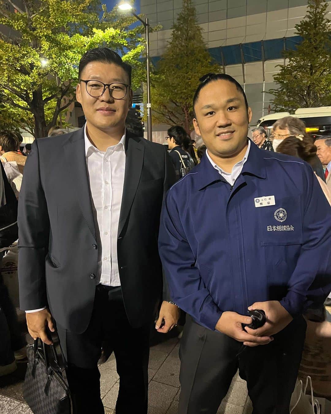 石浦将勝のインスタグラム：「千秋楽の警備後に嬉しい再会がありました！こんなにスリムになってバスカが日本に来たばかりの頃を思い出すわ😁」