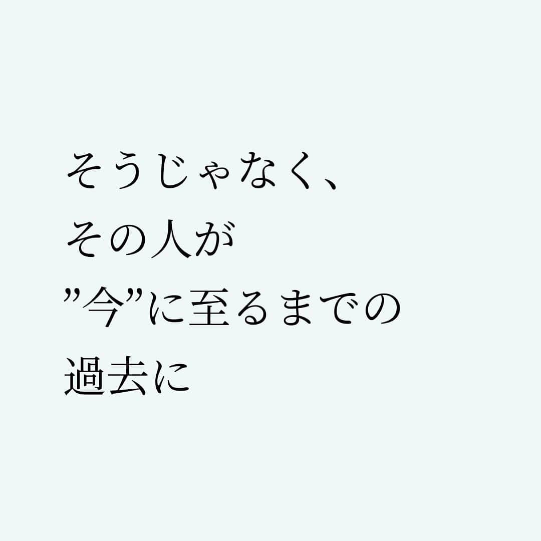 Takumi Kawaharaさんのインスタグラム写真 - (Takumi KawaharaInstagram)「【 ロールモデルの正しい活かし方 】   ロールモデルを持つことは 自分を成長させる上で とても効果がある。   しかし、 多くの人が間違ってるのが ロールモデルの活かし方。 　 その人の “今”を真似してもダメ。   そうじゃなく、 その人が”今”に至るまでの過去に   「何を考え」 「何をしてきたのか」 を真似する必要がある。   多くの人は そこを間違っちゃってる。   ロールモデルのその人も 急に今の状態に なってるわけじゃないからね。       ＿＿＿＿＿＿＿＿＿＿＿   川原卓巳 × 西野亮廣 ここまで喋っちゃっていいんですか？ 人生を劇的に変える 『夢と金のリアル』   川原卓巳のYouTubeにて無料版 公開中！ 対談動画購入権も大好評販売中！   ご購入は川原卓巳の公式LINEへ プロフィール欄のURLからアクセス頂けます。 @takumi.kwhr     #プロデューサー #プロデュース #セルフプロデュース」9月24日 19時18分 - takumi.kwhr
