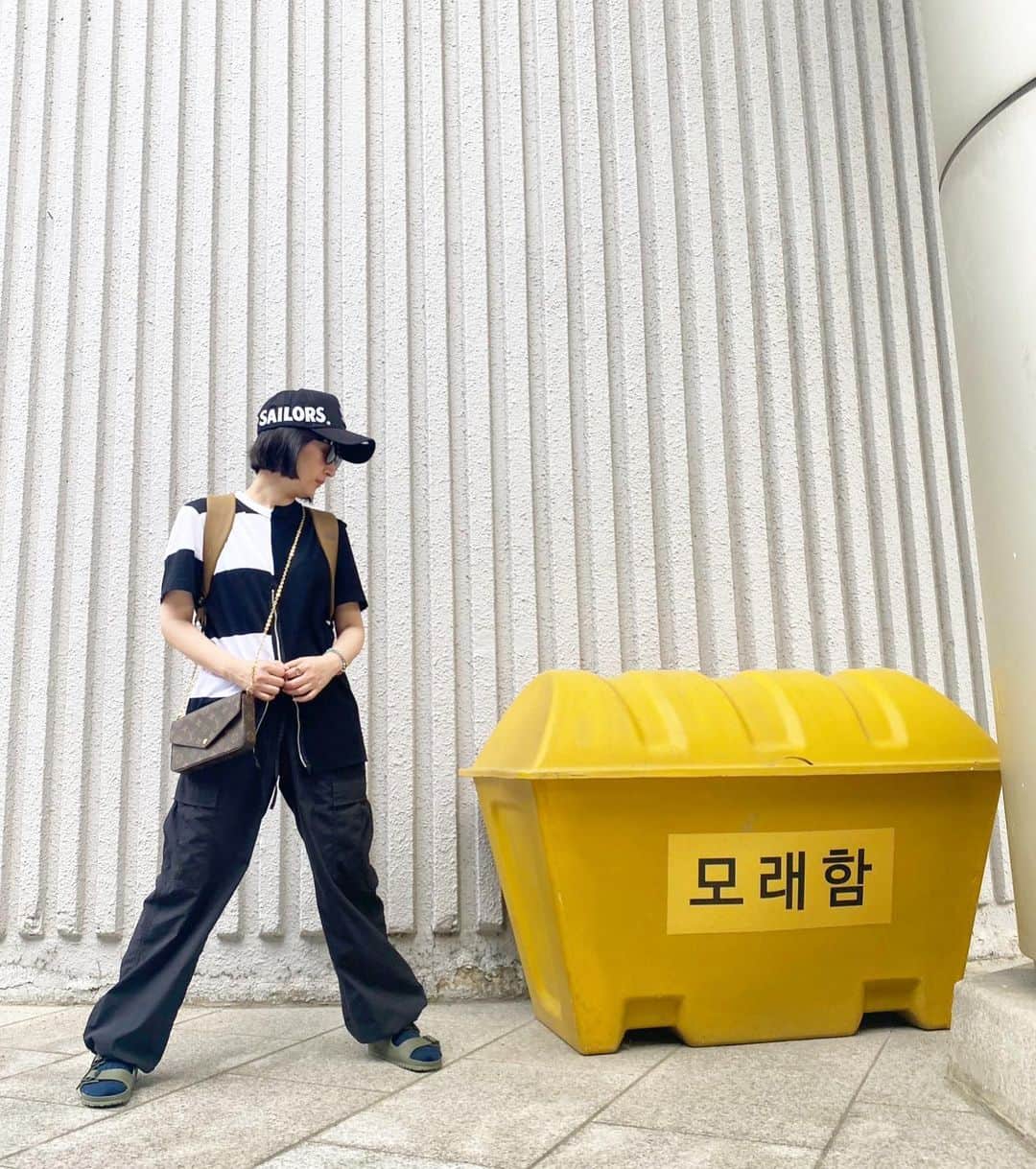 千秋さんのインスタグラム写真 - (千秋Instagram)「アニョハセヨ🇰🇷  黄色くて大きな箱は「砂」と書いてありました⏳🧐  到着すぐにメイクタイム、初対面のスタッフさんが「千秋さんこれ好きですよね！YouTube観ました」と、言ってないのに早速スタバのグレープフルーツハニーブラックティーを買ってきてくれました❤︎ 韓国に来たらこれだけは飲んでね😉  #金浦空港 #韓国 #渡韓 #韓国スタバ #🇰🇷 #千秋旅日記」9月24日 19時18分 - chiaki77777
