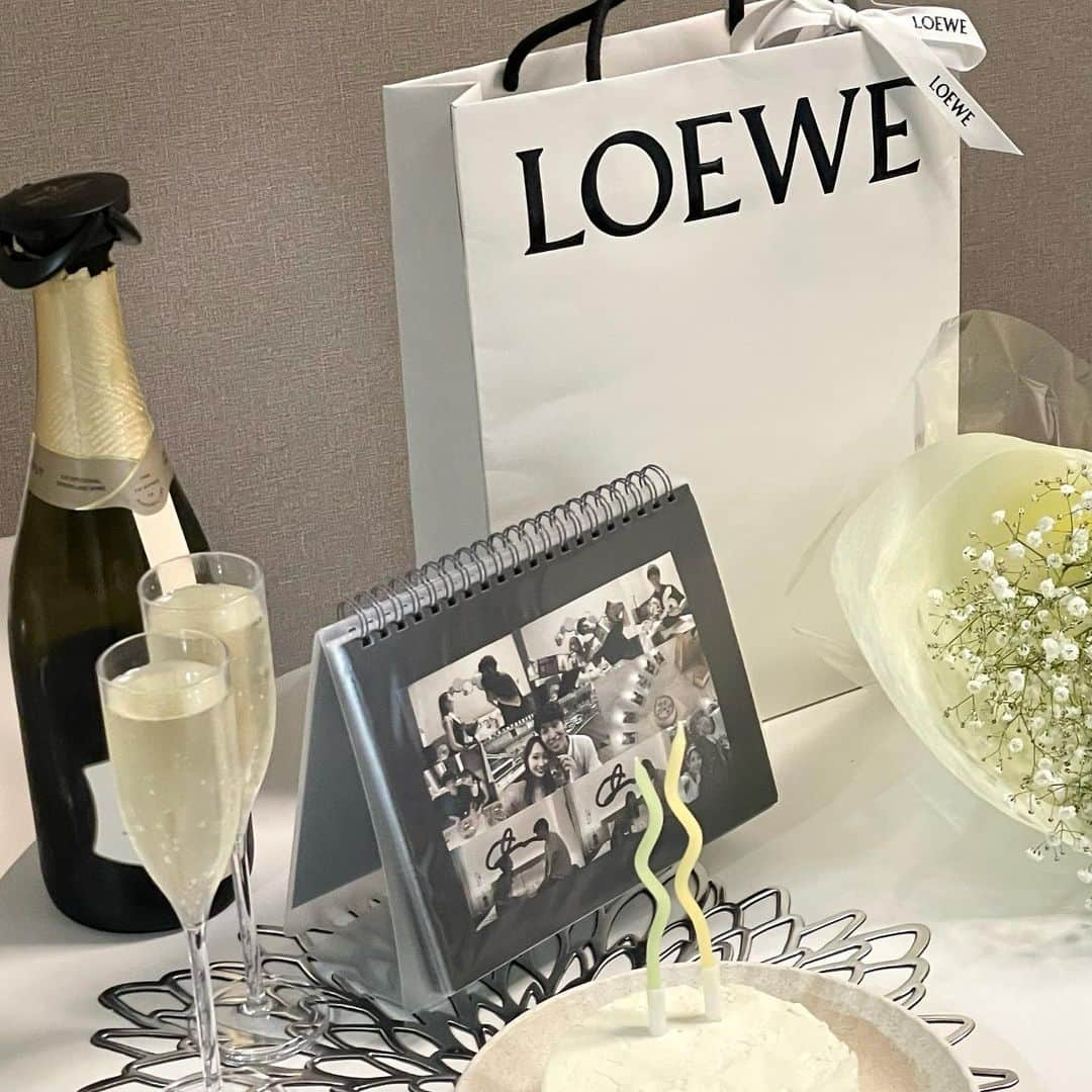 KANAKAさんのインスタグラム写真 - (KANAKAInstagram)「7/28🕯  27歳お誕生日はお家でお祝い🥂  LOEWEのバッグをプレゼント🎁  #birthday #バースデー #誕生日 #誕生日プレゼント #LOEWE #ロエベ #ロエベバッグ #アルバム #かすみ草 #かすみ草ブーケ #ブーケ #ケーキ #チーズケーキ #誕生日ケーキ #キャンドル #くねくねロウソク #シャンパン #おうちパーティー」9月24日 19時29分 - canika_1111