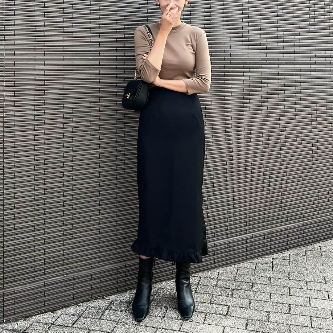 Nagiのインスタグラム：「夜は涼しくなってきた 秋感じる☺️  裾がフリルになったタイトスカート サイドにスリットが入ってるからタイトでも歩きやすい✨  @nostalgia_jp のzozotown 限定アイテム  1000円クーポン出てましたよ✔️  @nostalgia_zozotown  #nostalgia#noszozo#code#fashion#コーデ#ファッション#秋コーデ#タイトスカート#ノスタルジア」