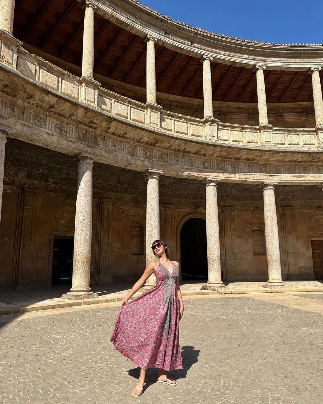 ききまるさんのインスタグラム写真 - (ききまるInstagram)「#アルハンブラ宮殿 🇪🇸 . .  スペインのグラナダにある世界遺産 アルハンブラ宮殿に行ってきました！ . 現地で買った友達とお揃いのワンピで📸💓 あんまり選ばないピンクにしてみた . .  . 写真は、アルハンブラ宮殿の内の 『カルロス5世の宮殿』 . ローマのコロッセオを模して造られたらしい！ 未完成だから屋根がないんだって   . .  ストーリーのハイライトにまとめてあるので 『Spain🇪🇸』ぜひチェックしてね✅  . ----------------------------  💠インスタ歴10年現在フォロワー45万人 💠猫と犬と東京のど真ん中で暮らす26歳 💠事務所無所属(フリーランス) 💠TikTok & Twitter & Therdsも 💠#旅行　#サウナ　#ダイエット  ㊙️サブスクリクションスタートしました！  →  プレミアム投稿ぜひみてね🙌💗登録よろしくねん  フォロー、保存、コメント嬉しいです✨       (((( 　@kikigram_97 ))))   -----------------------------  . .  #海外旅行　#女子旅行　#女子旅　#スペイン旅行　#スペイン観光　#タビジョ　#海外旅行大好き #Spain #世界旅行　#ヨーロッパ旅行 #ヨーロッパ周遊 #ヨーロッパ旅　　#グラナダ　#Granada #アルハンブラ宮殿　#alhumdullilah」9月24日 19時30分 - kikigram_97
