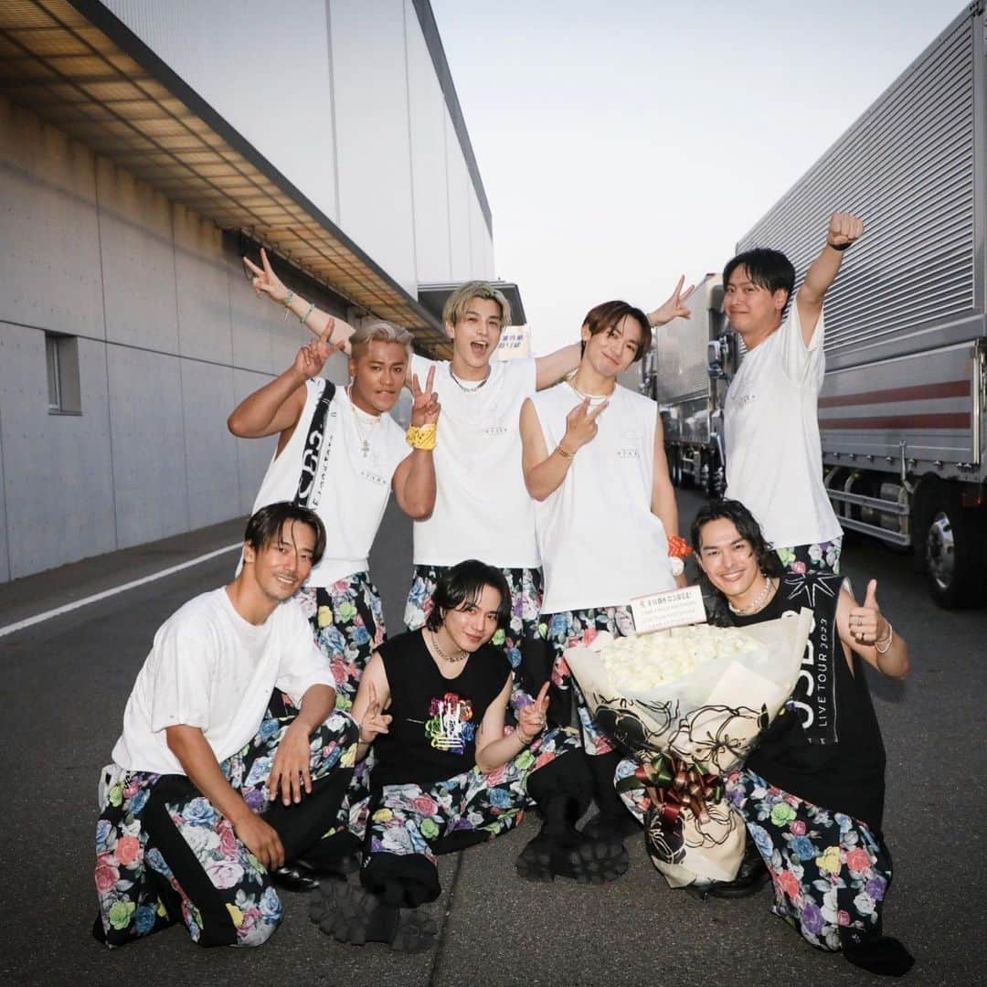 のインスタグラム：「We are JSB🔥🔥🔥  8ヶ月に渡るアリーナツアー、３２公演完走‼️  今までで最長期間、最大公演数のツアーでした。 全国のMATEのみんな、ありがとう。  11月から始まるドームツアーで会おう👍🏻🔥  BIG LOVE❤️‍🔥」