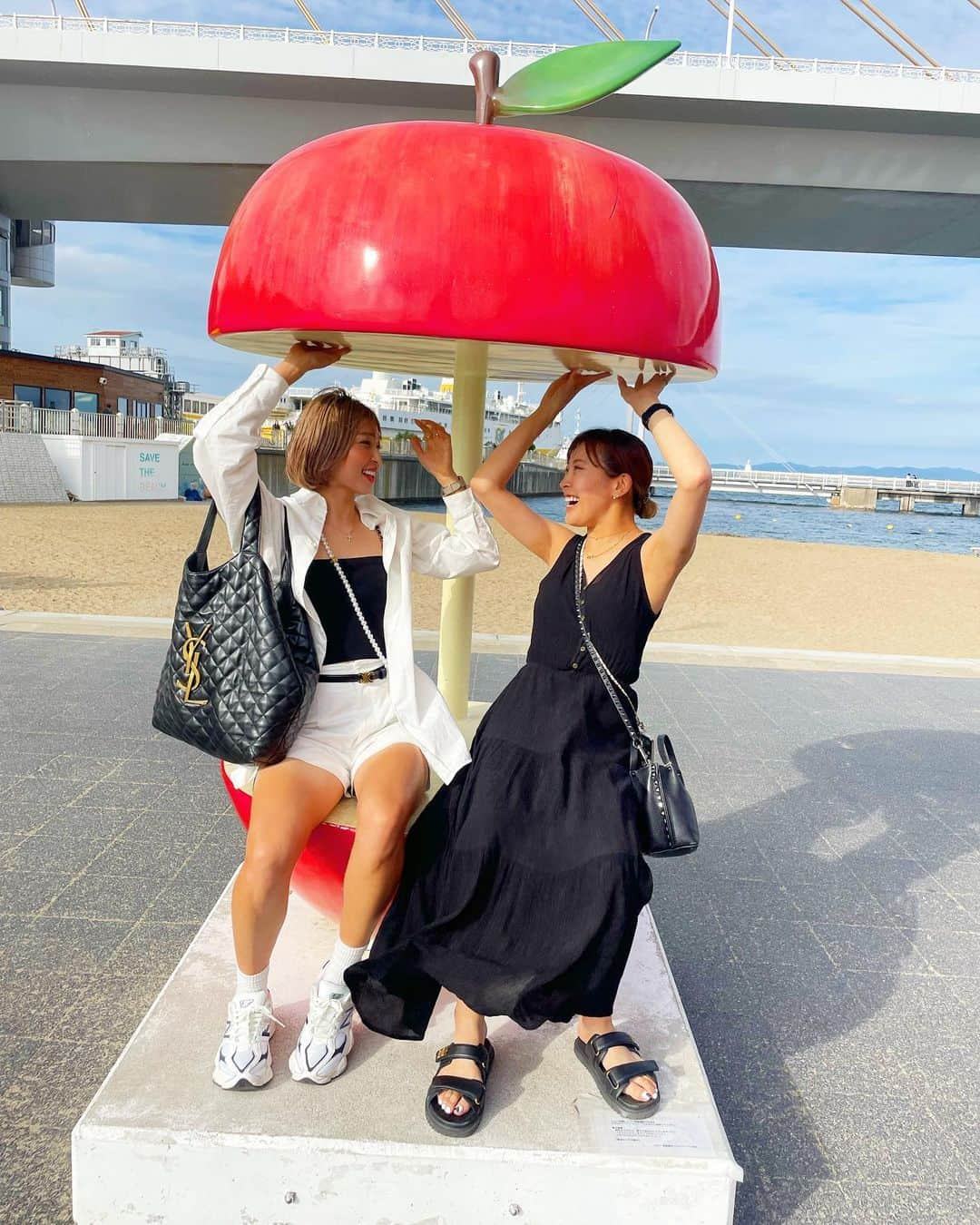 岡田唯花のインスタグラム：「. このみなみさんとの写真、楽しいが溢れててお気に入り🤣❣️笑 . サザエさんのオープニングの最後のやつみたい🍎🍎🍎笑 . .  ⁡ #ゴルフ #ゴルフ女子 #ゴルフ女子の休日 #青森 #ねぶた #りんご #サザエさん #🍎」