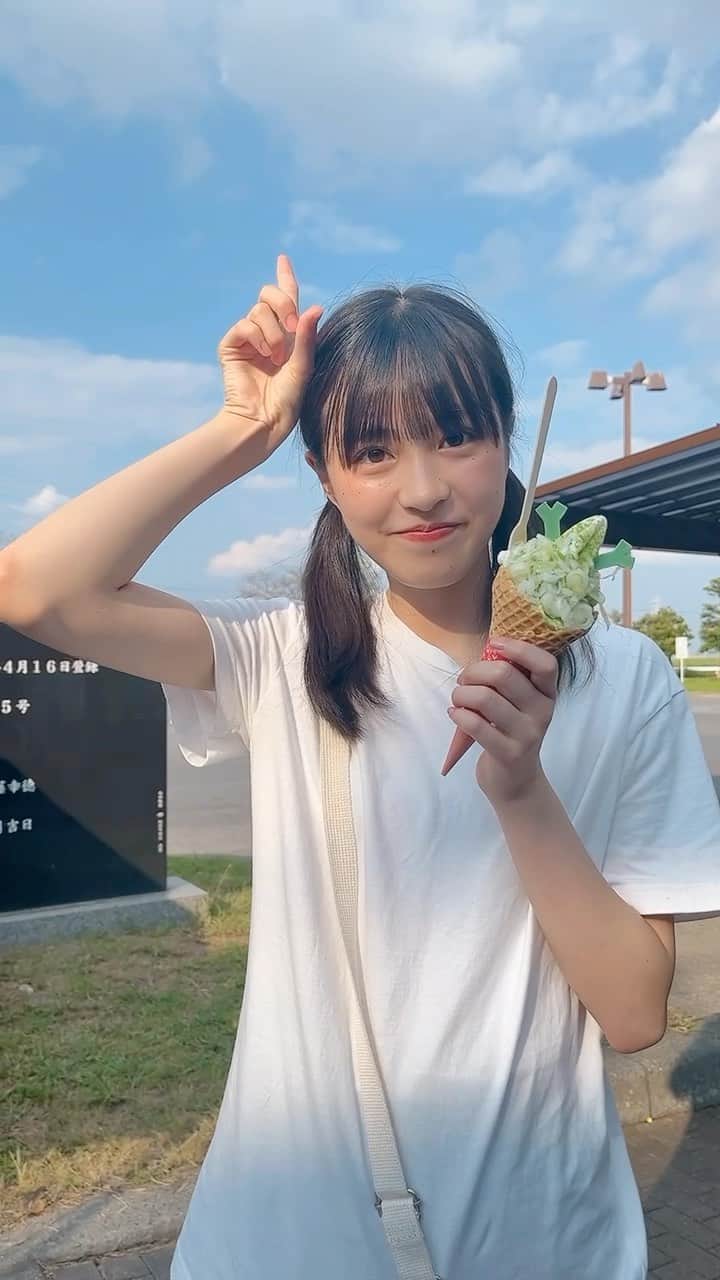 のインスタグラム：「ネギソフトクリーム‪🍦‬✨️  思わず買っちゃいました🥰 思ったよりも美味しくてびっくり！  ずっと口にソフトクリームがついてる、🥲  #ネギ#ソフトクリーム#美味しい#夏#Summer#ICECREAM#Japan#JapaneseGirl#16歳#16yearsold#スターダストプロモーション#スターダスト#JK#FJK#女子高生#武上陽奈」