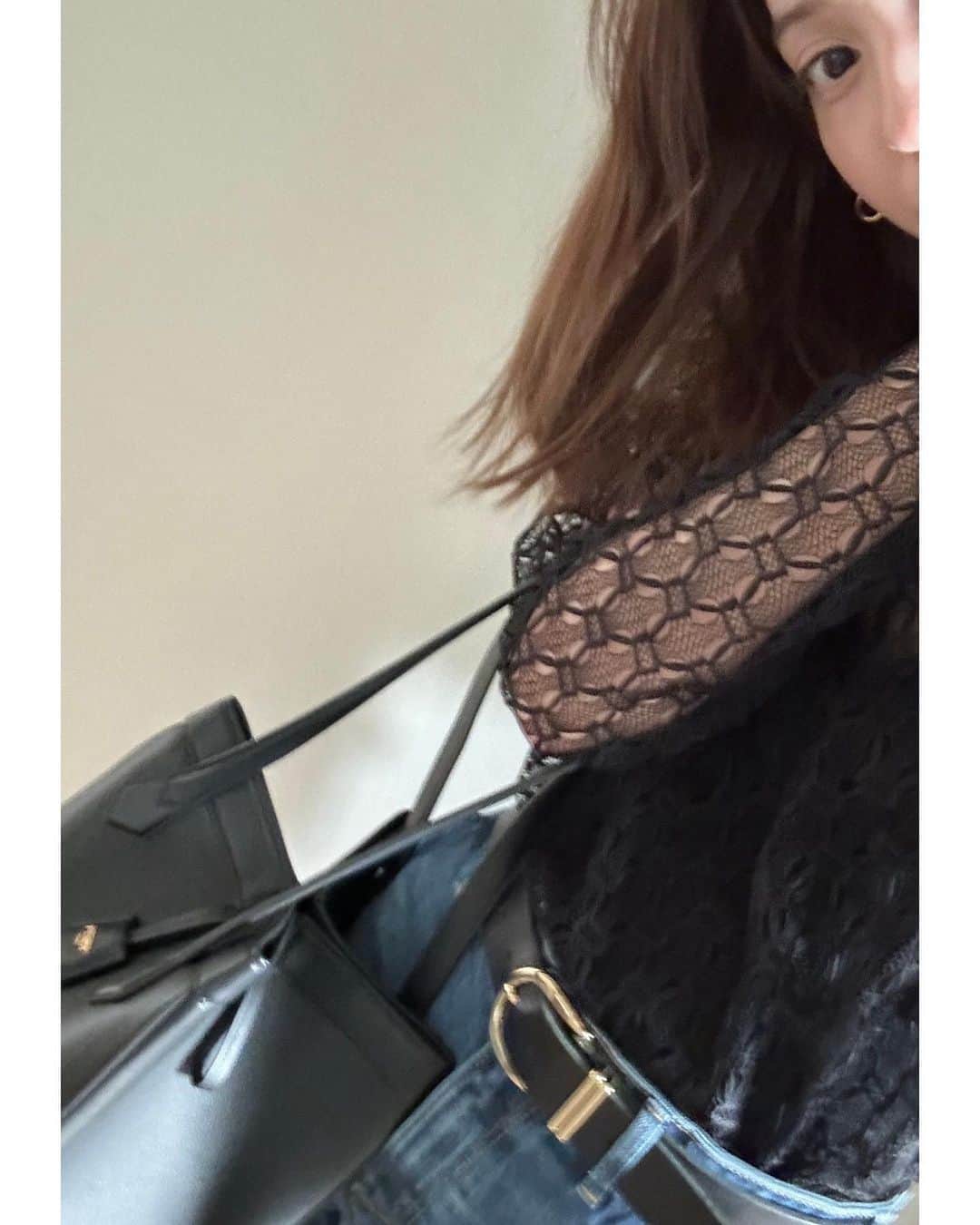 佐々木希さんのインスタグラム写真 - (佐々木希Instagram)「本日の私服。 ブラックコーデ。🖤  tops#iNtimite denim#yanuk belt#iNtimite bag#fendi」9月24日 19時23分 - nozomisasaki_official