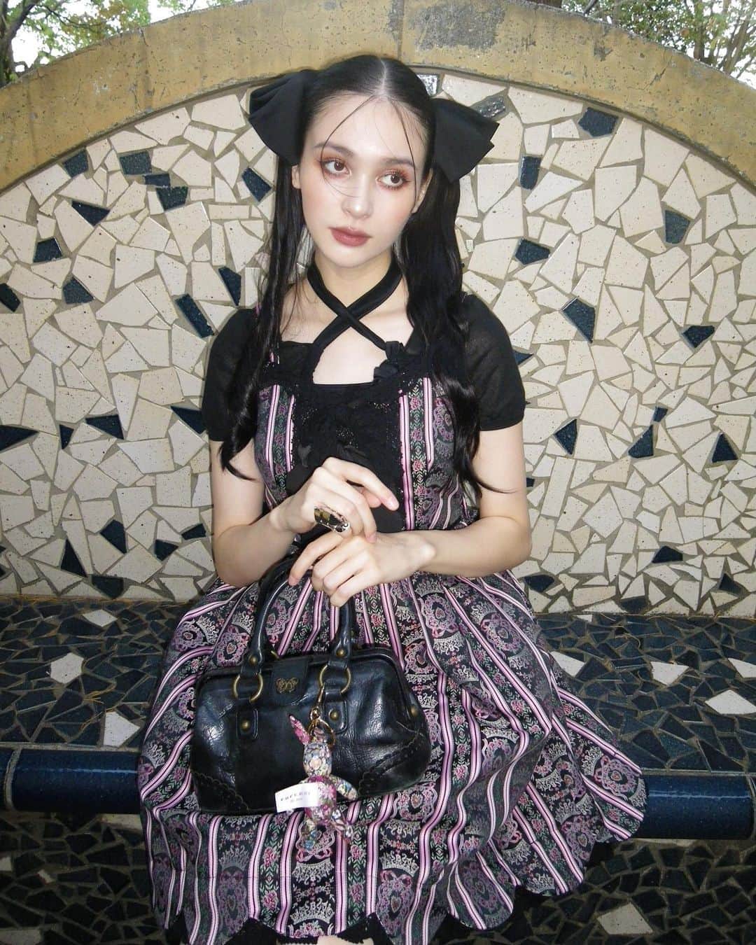 西尾エイミのインスタグラム：「．  lolita 🩰🖤  #ヒロタサトミ さんの展示を観るため横浜人形の家へ…🧚🏻‍♀️ お人形たち、創作過程のツイートをまとめられた記録のすべて、シモン先生とのお話　 愛に溢れた素敵な展示に涙してしまいました。 改めてお人形だいすきだな、、と。温かい気持ちになり嬉しくなりました(❁ᴗ͈ˬᴗ͈)   久々にbabyを着ておでかけ🐩🤍#babythestarsshinebright」