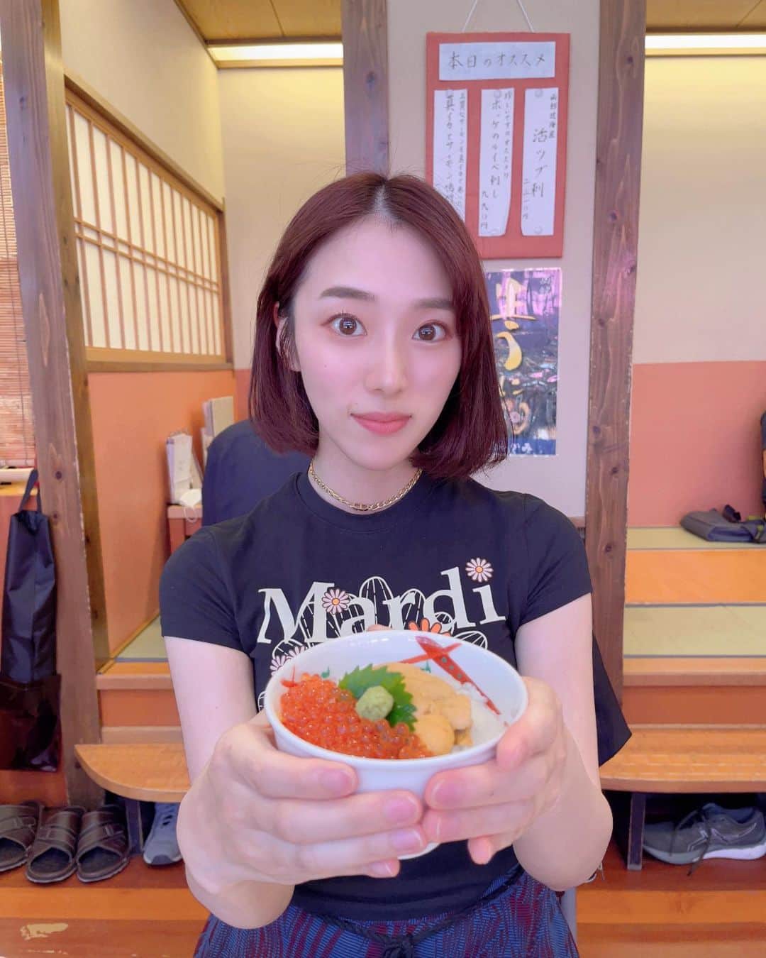 本田さとみのインスタグラム：「アンジェリック・ヴォヤージュのクレープ食べれなかったのでまた行きます🥺  友達といっぱい楽しんでリフレッシュできました☺️🫰🏻  #函館 #函館グルメ #函館旅行 #北海道旅行 #北海道 #海鮮 #大食い #食べ歩き #うに #うにむらかみ」