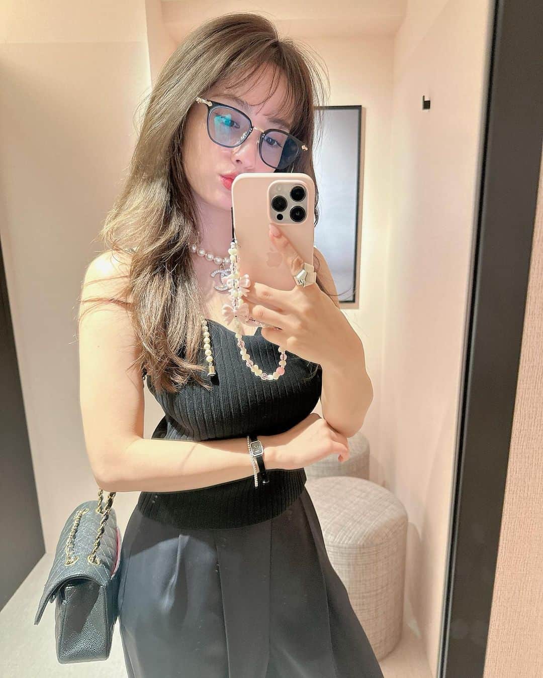 谷まりあのインスタグラム：「久しぶりにオシャレしてお出かけしました♡まだ日中は暑い。。。 モノトーンはやはり落ち着きます♡気づいたらお家に飾ってる絵や花瓶までも白黒🖤 髪も綺麗に染めてもらって嬉しい週末でした☺️皆さんはどんな週末でした？」