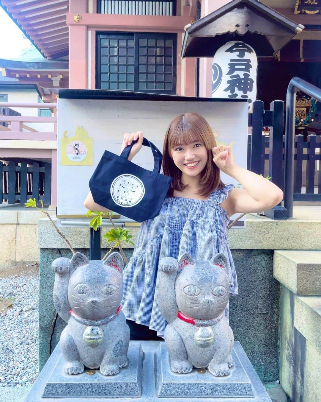 平岡明純のインスタグラム：「#今戸神社 ✨⛩️🐈に お礼参りへ  夫人からパワーをいただきました💖」