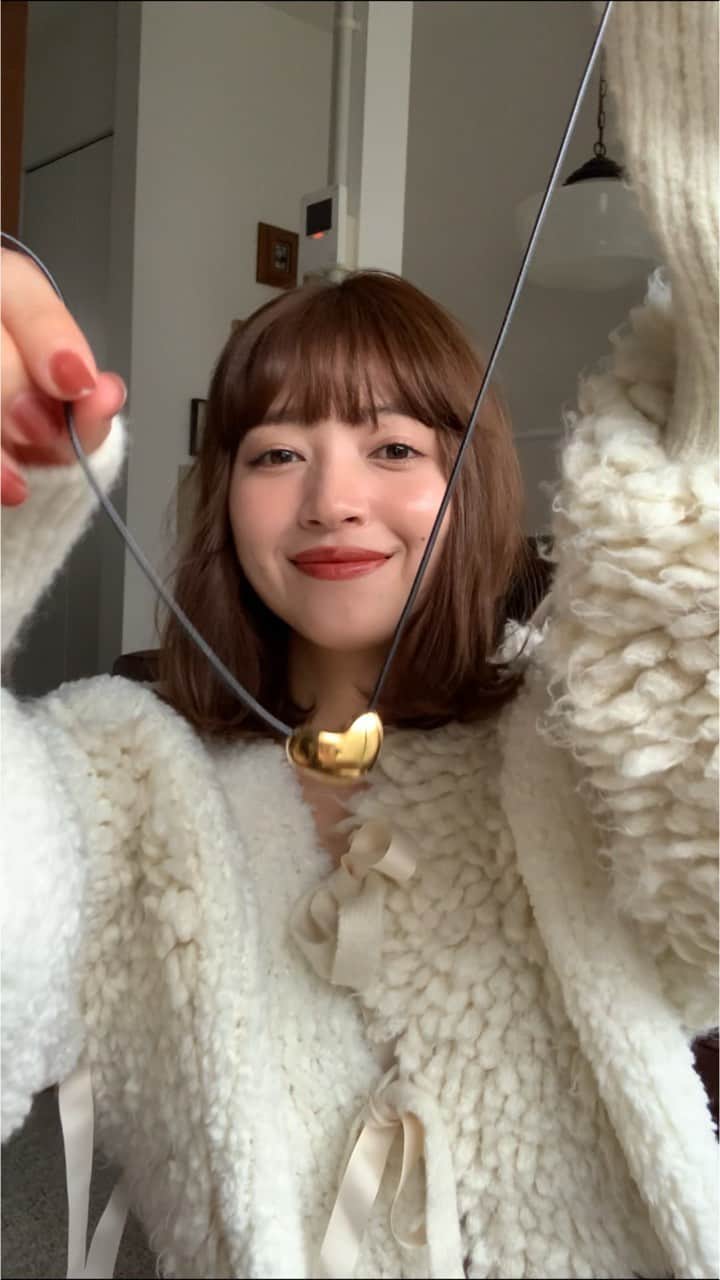 のインスタグラム：「準備動画~💎♡   秋のニットにゴールドのジュエリーを✨　 この組み合わせがたまらん… 🫶　  @__smellyso  SMELLYからうまれたジュエリーライン。 シンプルだから毎日つけていられるけど、 ちょっと特別な、贅沢な気持ちになれる🤲💎  ジュエリー中心のコーデにしたくて、 首元も開けて髪もアップにしてみた😚　  私がつけてるのは #necklace  plump cord necklace #pierce  circle pierce / gold  だよ♡是非参考にしてね。  #今日のコーデ #GRWM #🍂　 #smellyso #smellyjp  #silver925 #14kgold」