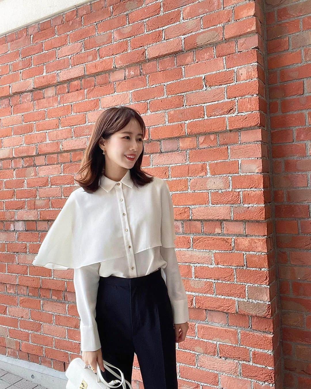 ハンナミのインスタグラム：「昨日は涼しかったから ケープブラウス着てちょうど良かった🍂♡  移動中🚅はひさしぶりに 買った本を読んだり ˎˊ˗」