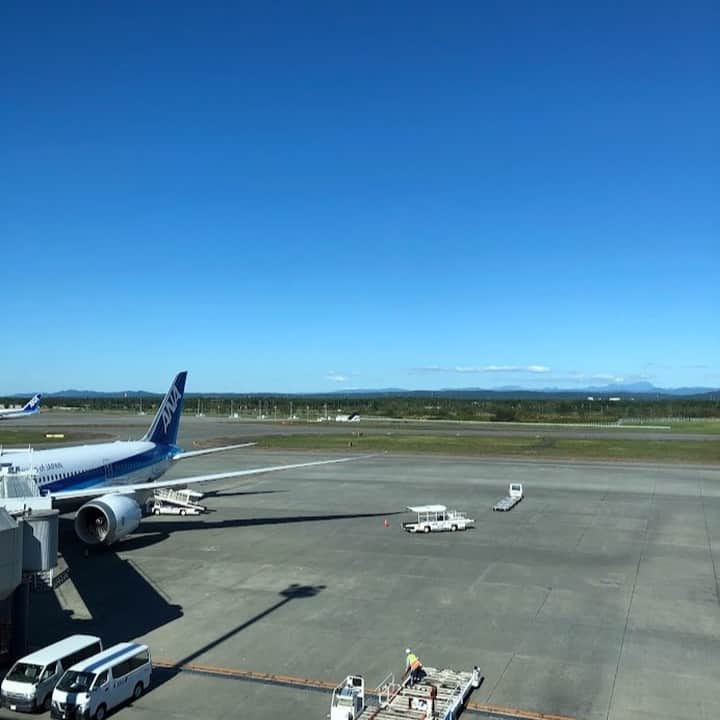 池田健三郎のインスタグラム：「週末は所用＋観光で北海道へ。 空路、千歳空港に入り、涼風に吹かれつつ支笏湖、定山渓温泉を巡って札幌でもご当地グルメを堪能。 良きリフレッシュになりました。」
