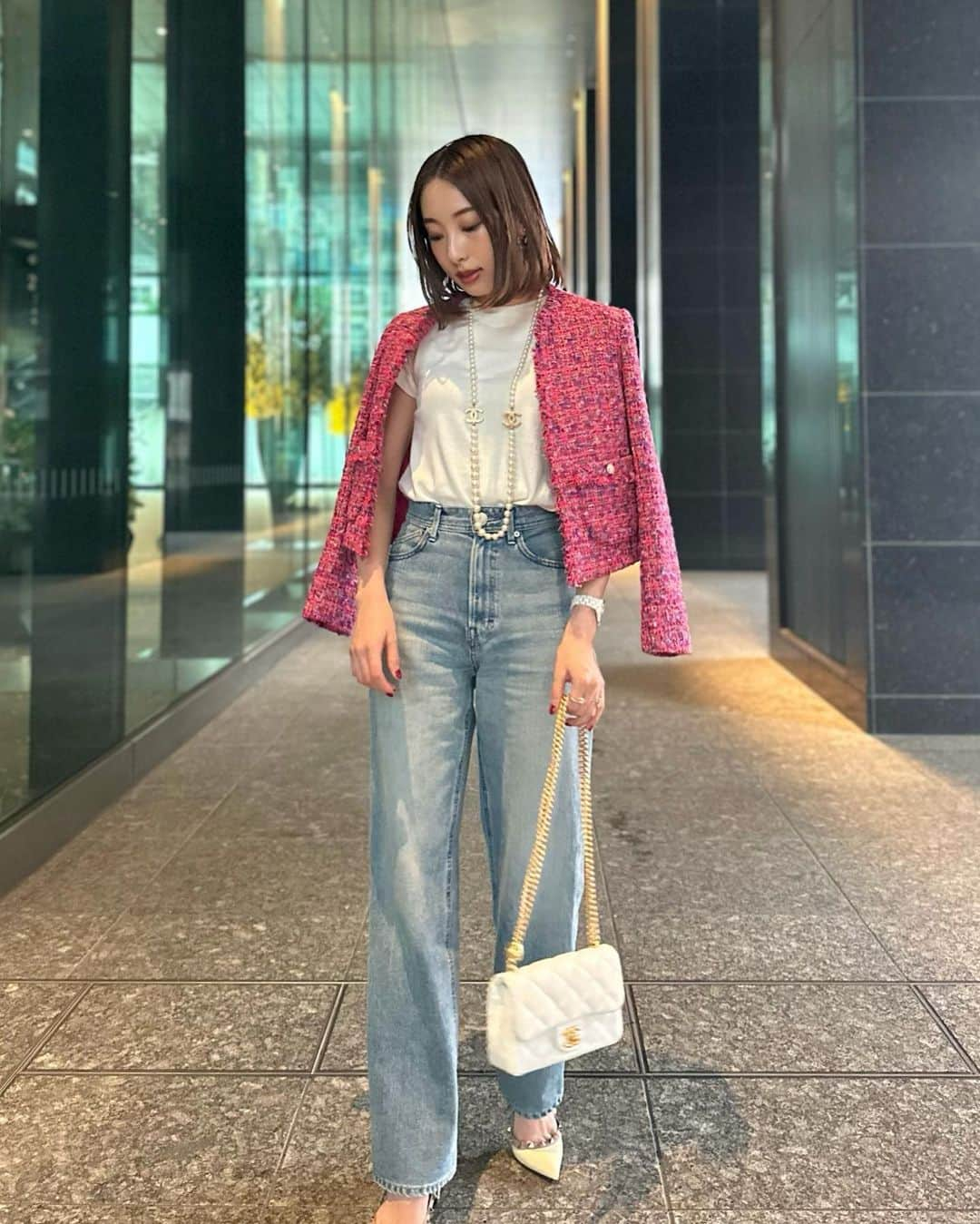 冨張愛のインスタグラム：「Pink Tweed💘 見惚れてしまうほど、本当に美しいジャケット。 ショート丈なのでバランス取りやすく 低身長としてはとても嬉しい！ 軽くさっと羽織りやすいのでデニム合わせで カジュアルダウンしてもすごく可愛いの🫶 ちなみに、157cm で34を着てます。 ツイードジャケットはコンパクトにジャストで着たいので、34にして良かった🧵🪡 フランスTOURNIER社🇫🇷のスペシャルな糸使いに 気分が高揚する大切なお洋服です🩷 * jacket ... #anayi @anayi_official  #アナイ #ツイード #ツイードジャケット #ツイードコーデ #tweedjacket #pr」