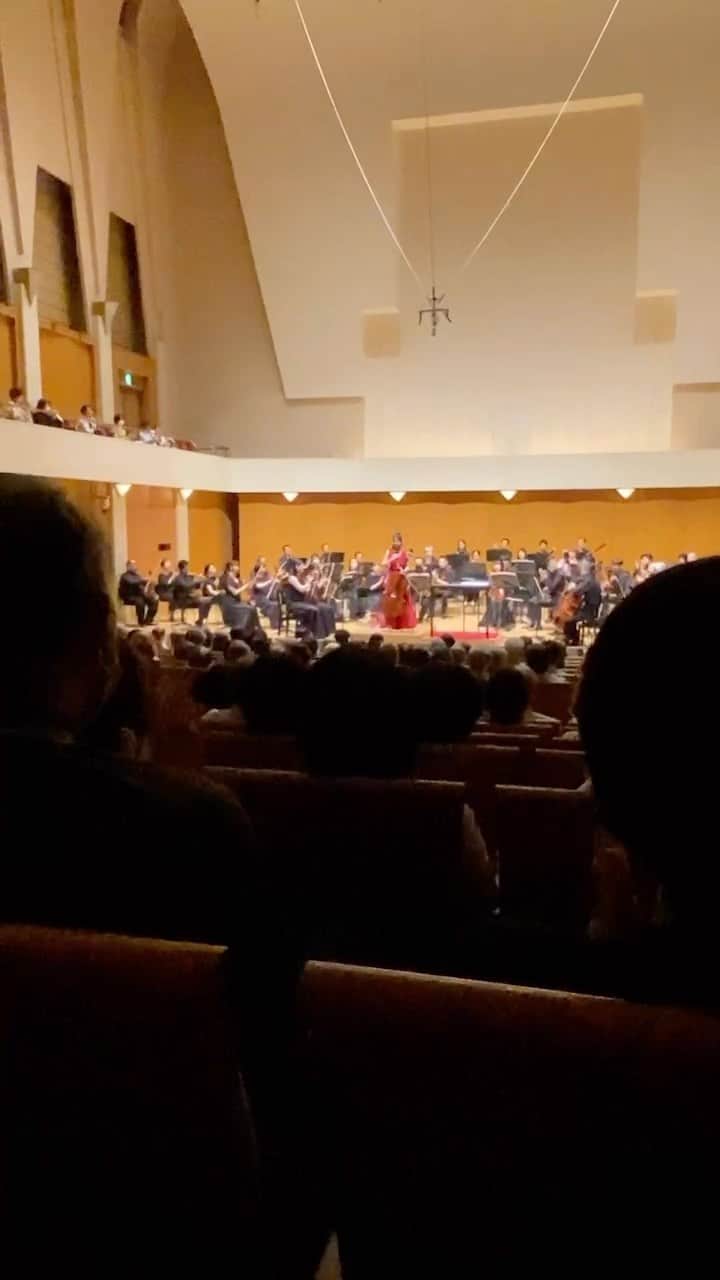 新倉瞳のインスタグラム：「Elgar Cello Concerto   自分の小さな羽が皆さまのおかげで大きな翼になるような感覚のアンサンブルが出来て、楽しくて幸せでした🪽  やはり弾く3割聴く7割になるとグッとアンサンブルが良くなることを実感したし、それを助けてくれるフィリアホールの響きも大好き！！  想い出に残る大切な時間となりました。  充実のリハーサルから本番までを叶えてくださった茂木大輔さま @mogimogimogigi 、オンディーヌさま、代奏にいらしてくださった黒川実咲さま @vc.misaki 、北垣彩さま @aya_k83、そしてそしてご来場の皆さま、ありがとうございました‼️」
