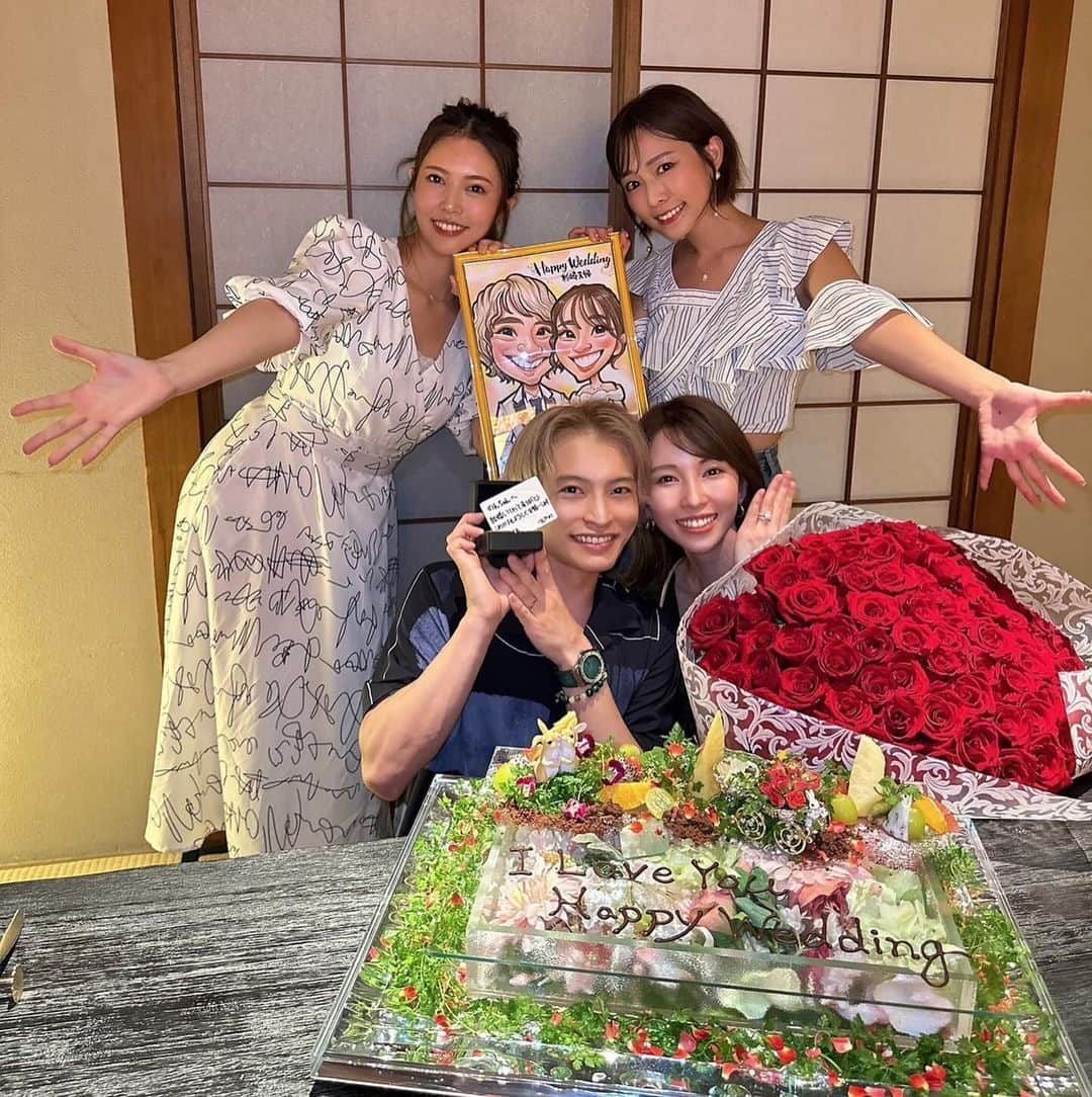 白川理桜さんのインスタグラム写真 - (白川理桜Instagram)「のんちゃん、杉崎先生プロポーズ大作戦🌹 改めておめでとうございます！ プロポーズの言葉、本当に感動的で のんちゃんの涙に貰い泣きしてしまった🥲 末永くお幸せに！！！ ご一緒させていただいた皆さん本当に素敵で 最高の空間に一緒にお祝いできたこと嬉しく思います✨️ ⁡ バチェラーに出たからこそ出逢えた素敵な縁 シンディの提案で2人からはバチェラーの時 似顔絵を書いてくださってた方に 2人の似顔絵を頼んでプレゼント！ てかほんとに2人顔似てきてるよね…？🧐 シンディいつもほんとに素敵なサプライズや気遣い✨️ありがとう！ ⁡ #バチェラー #バチェラー4 #bachelor  #友達のプロポーズ大作戦 #プロポーズ大作戦  #バラ108本 は圧巻でした🌹」9月24日 19時34分 - srkwrio