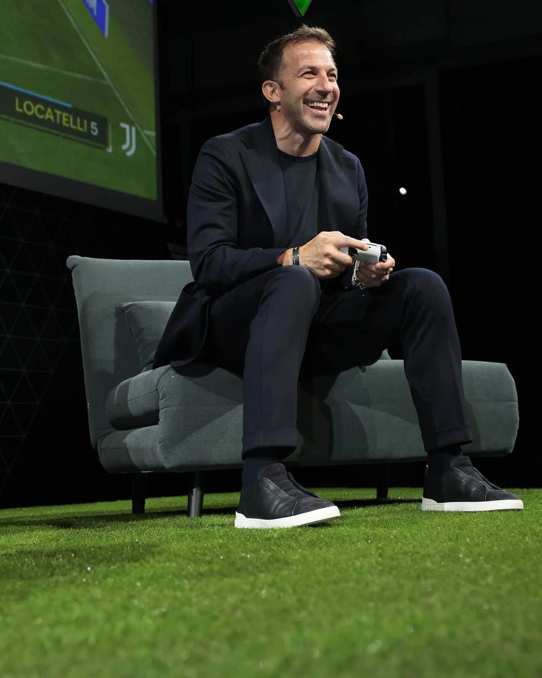 アレッサンドロ・デル・ピエロのインスタグラム：「Benvenuti nel club. ⚽️🎮  Che ne dite, me la cavo anche su #FC24? 🤪 @easportsfcit @easportsfc  #ad #adp」