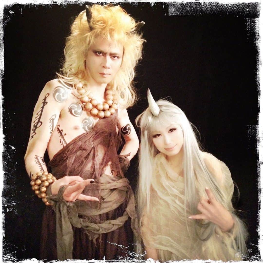 のインスタグラム：「9年前の今日、アルバム第11弾『風神界逅』第12弾『雷神創世』が同時発売されました。 兄上のアカウントに寄せられた皆さんのコメントを、大感激しながら拝読しています🙏✨ 当時「2枚同時リリース」と聞いて、もう兎に角「陰陽座の新曲がたくさん生まれてたくさん歌える」ということがうれしくて仕方ありませんでした。レコーディングもツアーも本当に楽しかったなあ～☺️ 私はずっと、「陰陽座の世界を表現するに相応しい歌を歌いたい、自分の歌声はすべて陰陽座に捧げたい」という一念のみで歌い続けてきましたが、この2枚のアルバム用に出そろった楽曲たちを前にして、その想いを更に強く魂に刻んだことを今もはっきりと覚えています。 1枚目であろうが15枚目であろうが、曲が生まれるごとにずっと変わらずワクワクドキドキしながら臨むことができて、そしてそのドキドキを同じ魂で感じてくださる皆さんと共に歩むことができて、心から幸せです✨ 陰陽座の曲を大切に思ってくださって本当にありがとうございます🍀 この先もずっと、ありったけの魂を込めて歌い続けますね！ あっ、もしも兄上の所に書き切れなかったことがあれば、ぜひこちらにもコメントしてください〜🥰 写真は雷神さんと風神さんの記念写真です⚡️🌀🤘  9 years ago today, Our 11th album “Fujin Kaikou” and 12th album “Raijin sousei” were released🤘 What is your favorite song on these albums?🎵 #陰陽座 #onmyouza #heavymetal」