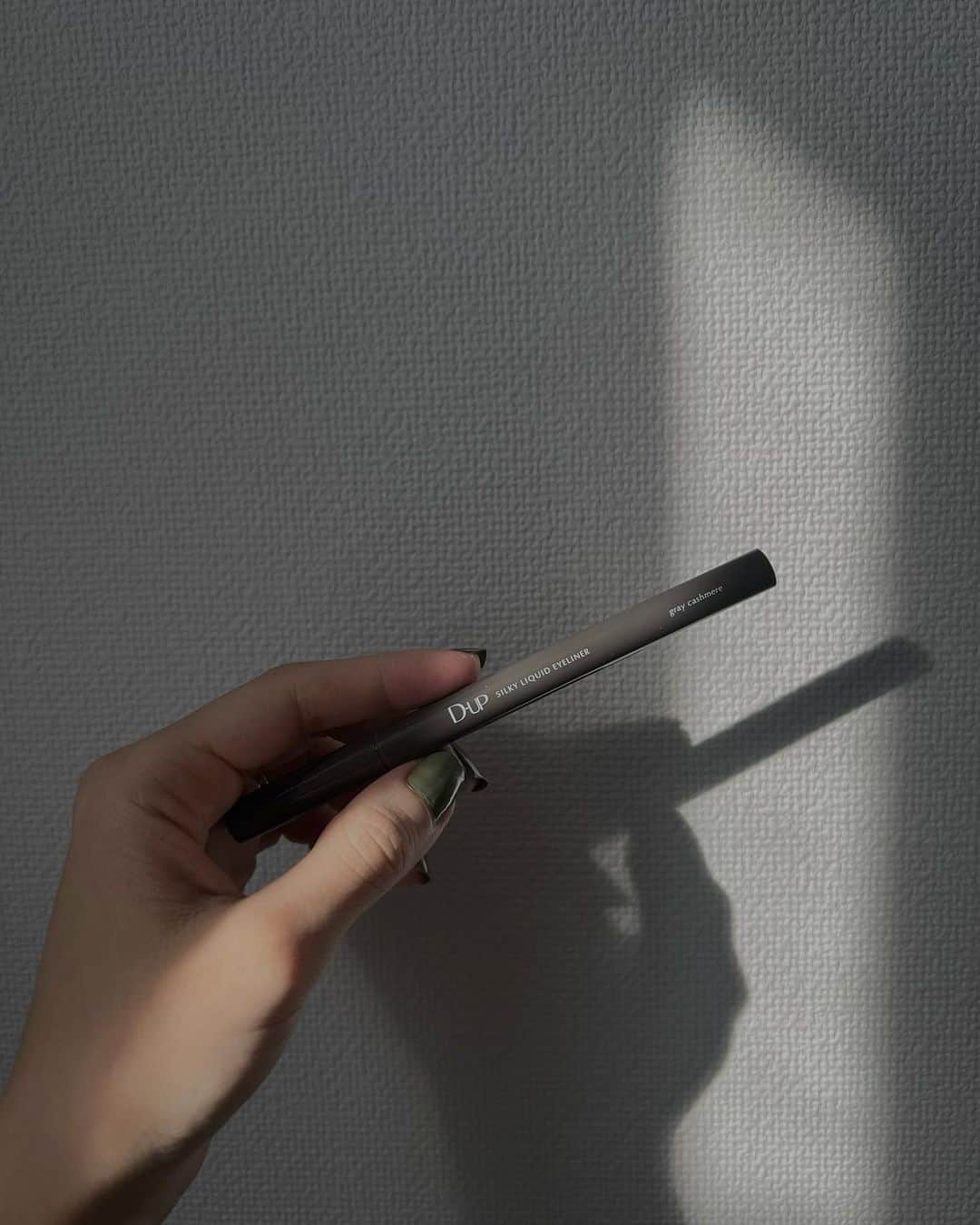 原田彩のインスタグラム：「┄   愛用しているD-UPから新色が登場！ @dupbeauty ◽︎ シルキーリキッドアイライナー グレーカシミア ¥1,430-（税込）  まろやか深みグレーって謳っているんだけど ブラウンがMIXされた暖色グレーで 肌馴染みがものすごくいいの👌🏻（イエベにも◎） わりとピンクベージュ系なメイクが多い ワタシも普段メイクに浮かずに使えて でもばっちり目元を優しく締めてくれる！  柔らかすぎず強すぎない絶妙さが もう……欲張りカラーすぎない？w  チェリーブラウンも良かったけど グレーもスタメン入りだな〜🛒🫢  今年の新色全部ワタシの中で当たりなのだが♡  10月1日から発売予定だよ！  #新色コスメ #コスメレビュー #d_up #暖色グレー #ブラウングレー #イエベ秋 #抜け感 #優しいグレー」