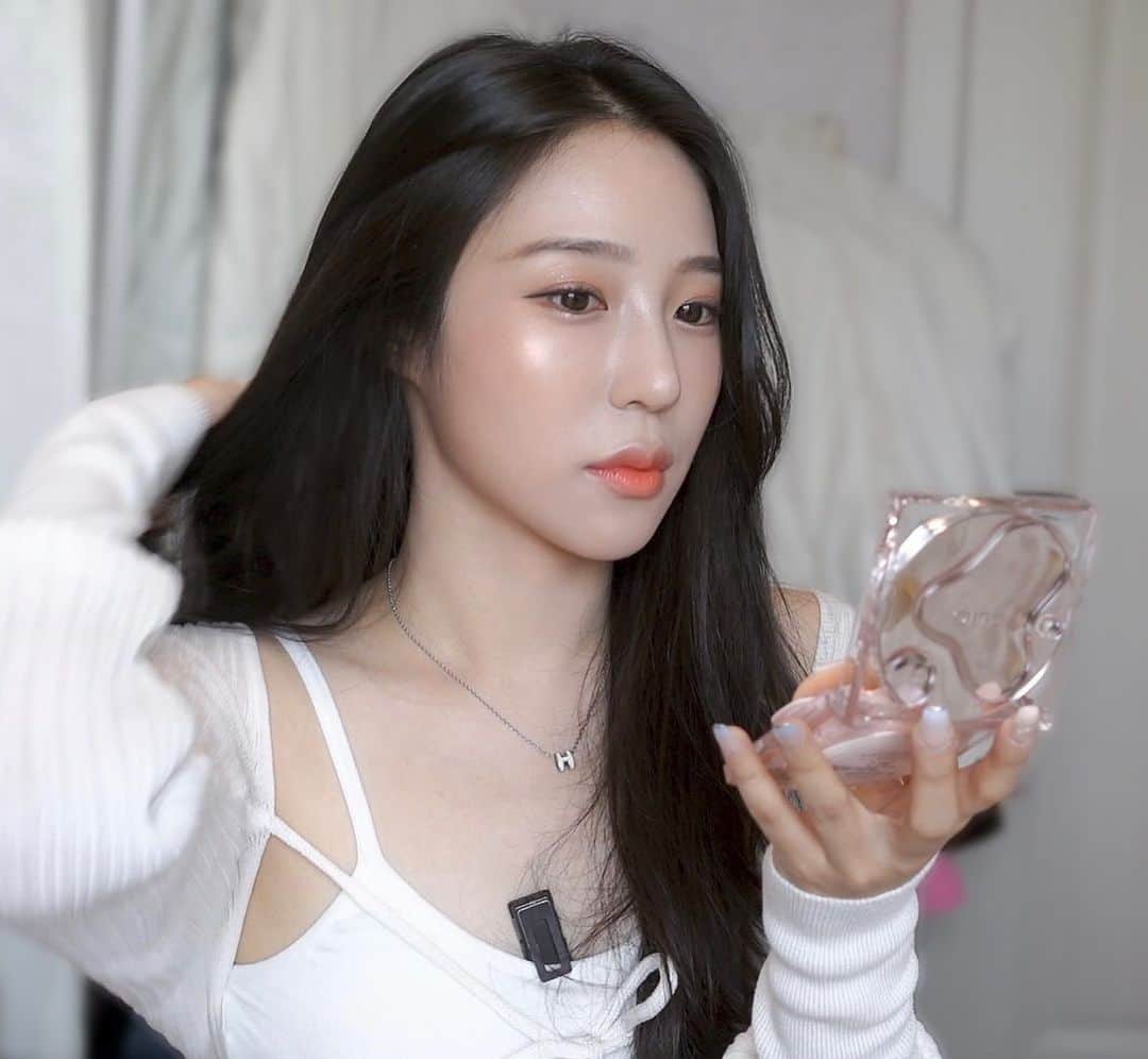 ZUYONIのインスタグラム：「주연2채널 이번 영상 썸네일~~~🍑 누가 윤광메이크업 하니까 세수 안 한 사람 같다고 댓글달았냐.. 어이.😠」