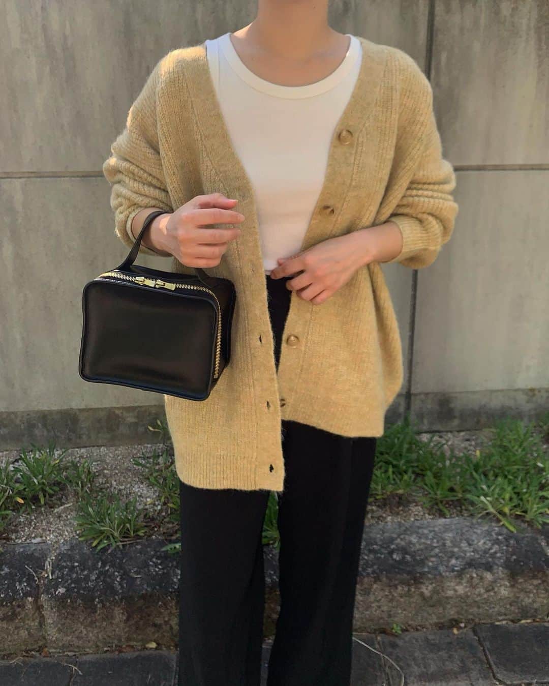 のインスタグラム：「. 私には珍しいイエロー🍋 色味が絶妙で何にでも合わせやすい♡ knit cardigan / @ungrid_official   本日ZOZOTOWNでタイムセール&クーポン出てますよん🏷️  @ungrid_staffsnap  #Ungrid #PR」