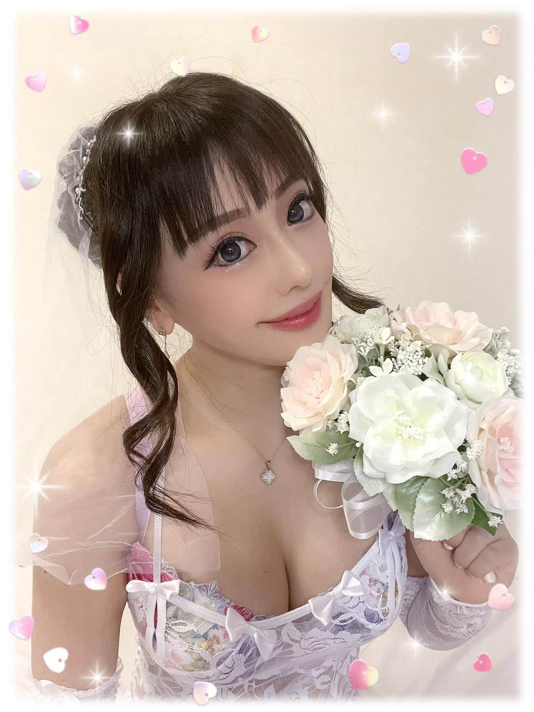 椿朋海さんのインスタグラム写真 - (椿朋海Instagram)「. ウェディングコスプレ✨  お花💐があると、映えるね💕  ともみ、造花の会社経営してたこと忘れてたわ😅  今度は、バルーン🎈と一緒に写そう！💗」9月24日 19時40分 - tomomitsubaki