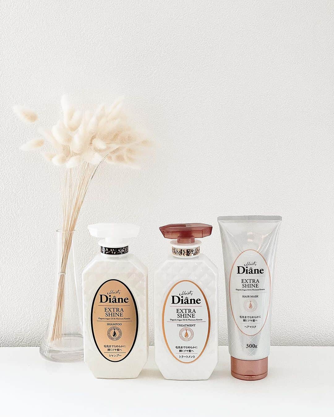 のインスタグラム：「・ Diane エクストラシャイン シャンプー トリートメントSET &ヘアマスク！！！🤍  ぱさついた髪にエクストラシャインを使うと なめらかに潤ってツヤが出る✨ 髪の内側と表層を整えてくれる白のDiane良い♡  ヘアマスクはシャントリより プラチナケラチン成分が7倍配合されてるので より効果を実感したい方は シャンプーとトリートメントの間に ヘアマスクを使用するのがオススメです🤍  いい香りだし癒される〜！！  #ダイアン#シャンプー  #おすすめ #白のダイアン  #ホンネPR」