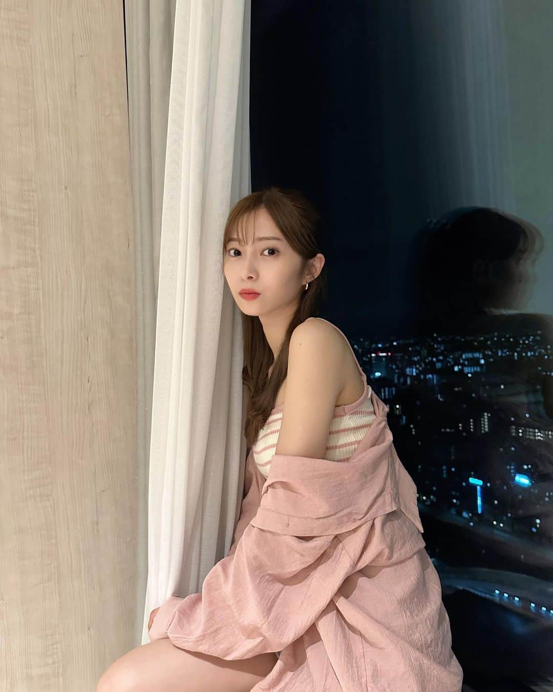 松川星のインスタグラム：「⁡ 夜中に食べるポテチって美味しいよね🥔🌃」