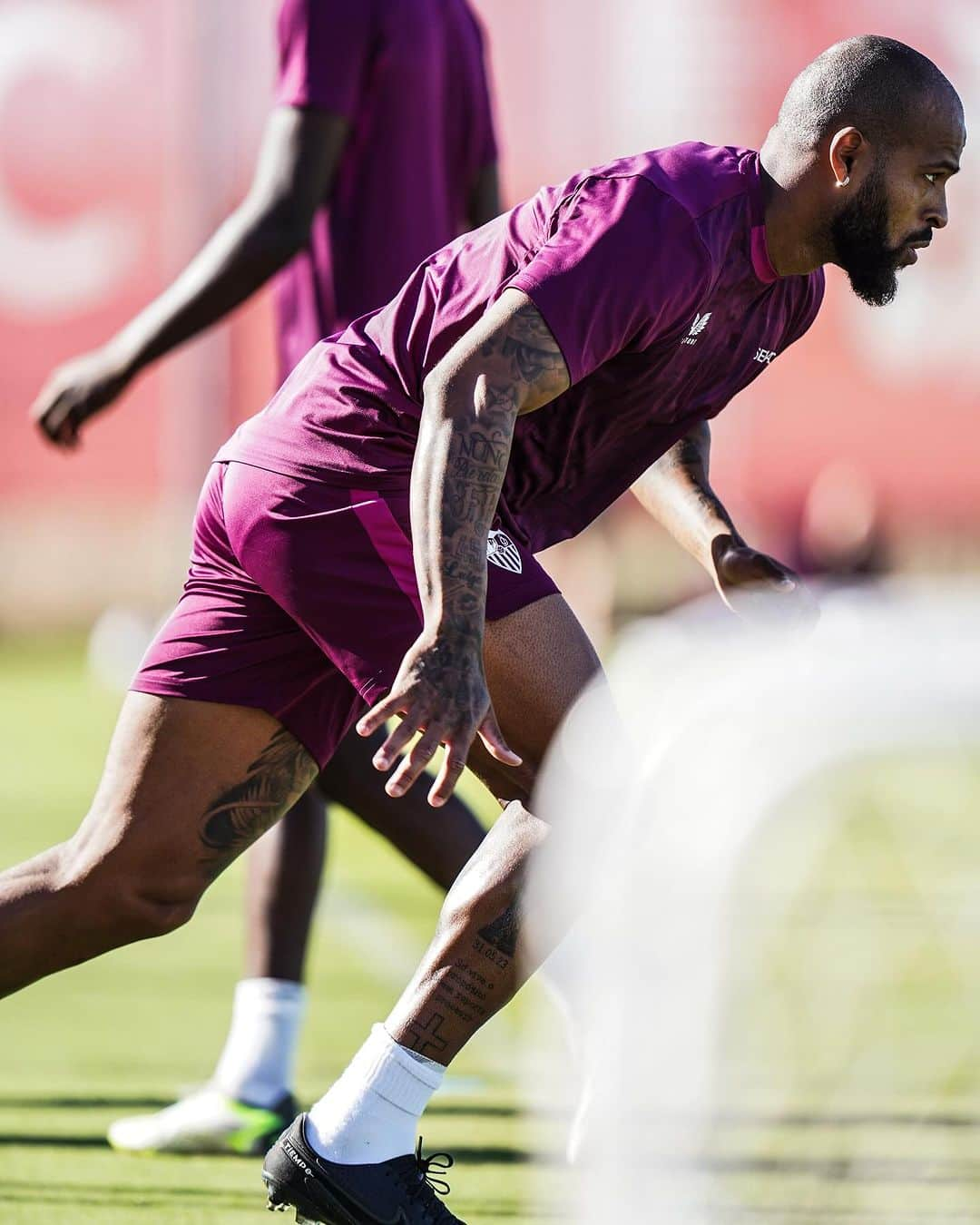 セビージャFCさんのインスタグラム写真 - (セビージャFCInstagram)「🔛 Preparando ya el #SevillaFCAlmería 🔥  #WeareSevilla #NuncaTeRindas #training #sevillafc #sevilla」9月24日 19時42分 - sevillafc